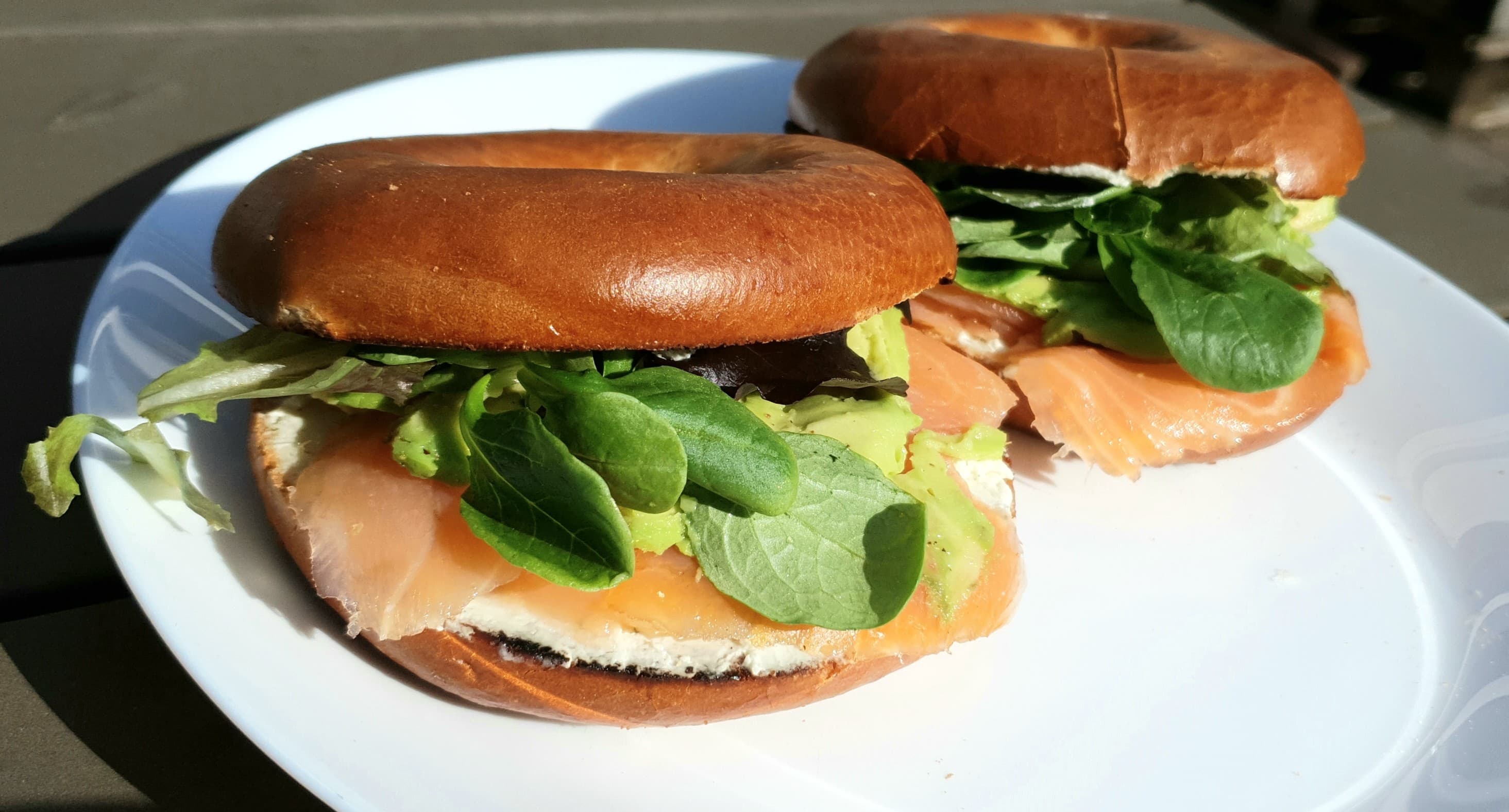 Bagel met zalm, avocado en roomkaas