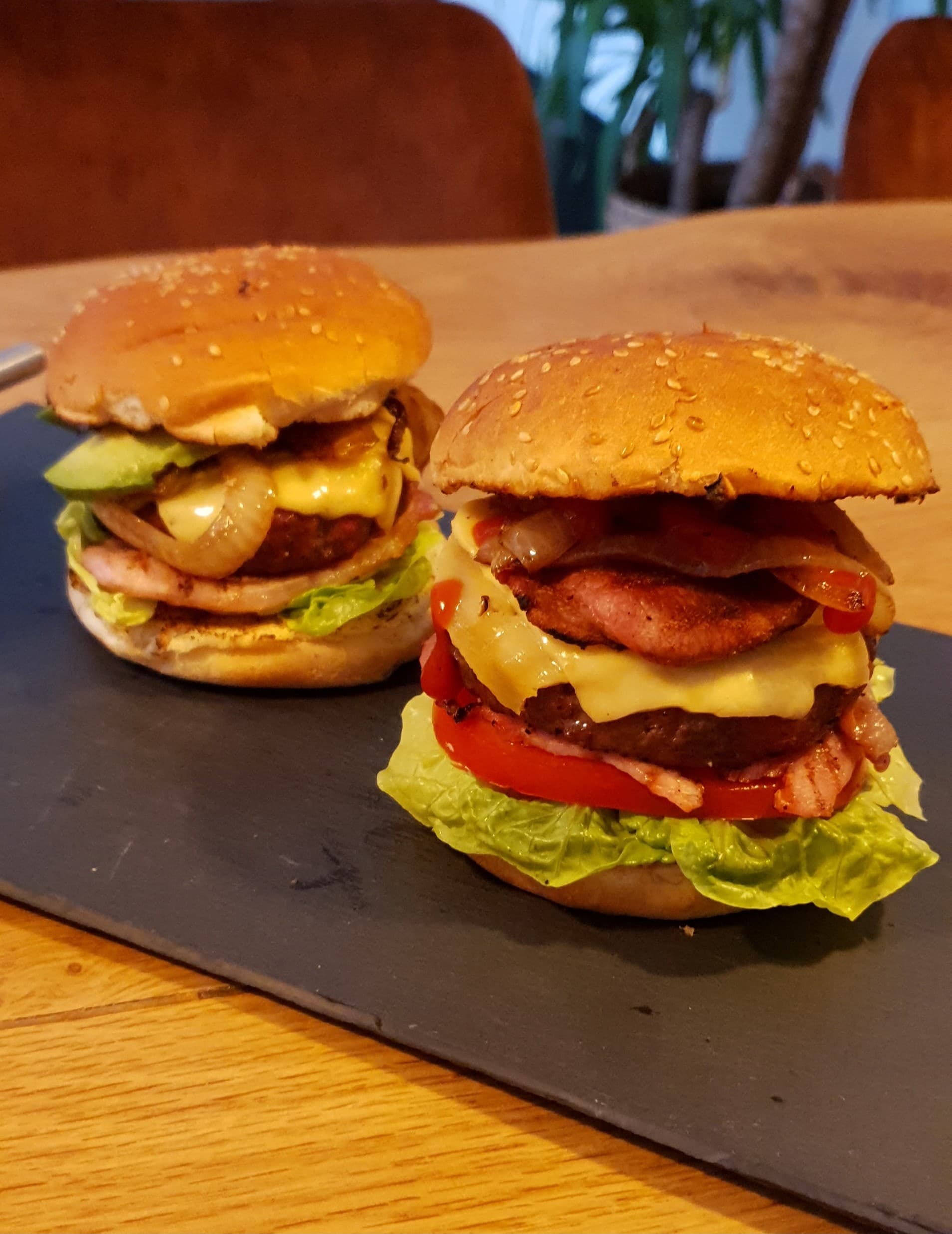 Angus burger van de BBQ met oude kaas