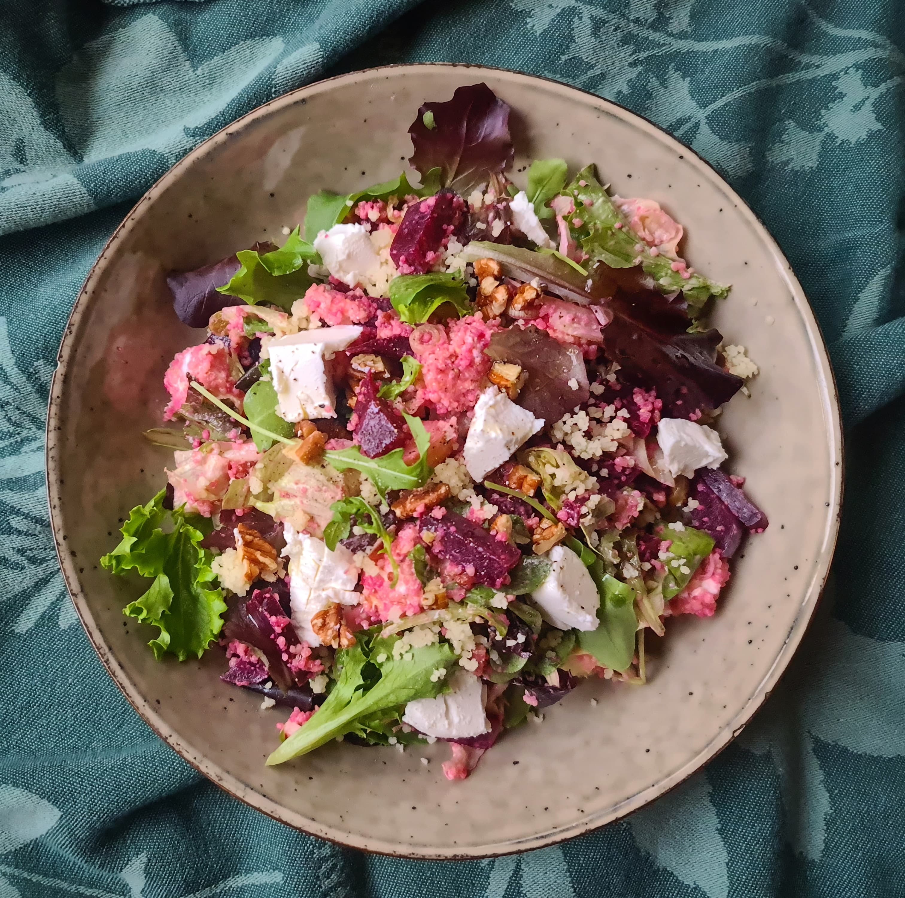 Rode bietensalade met geitenkaas en couscous
