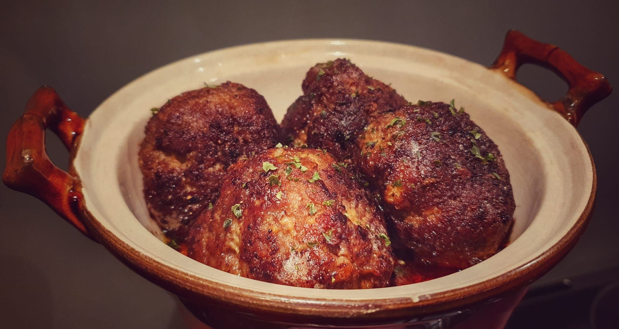 Pittige gehaktballen met oude kaas