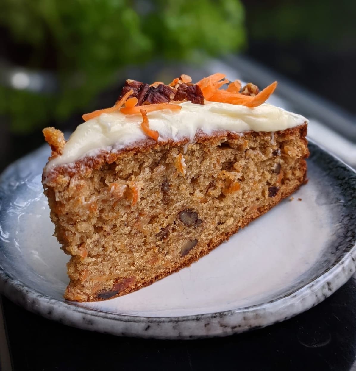Worteltaart met pecannoten en banaan