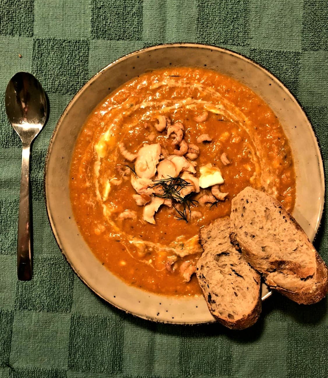 Vissoep met zalm, hollandse garnalen en kabeljauw