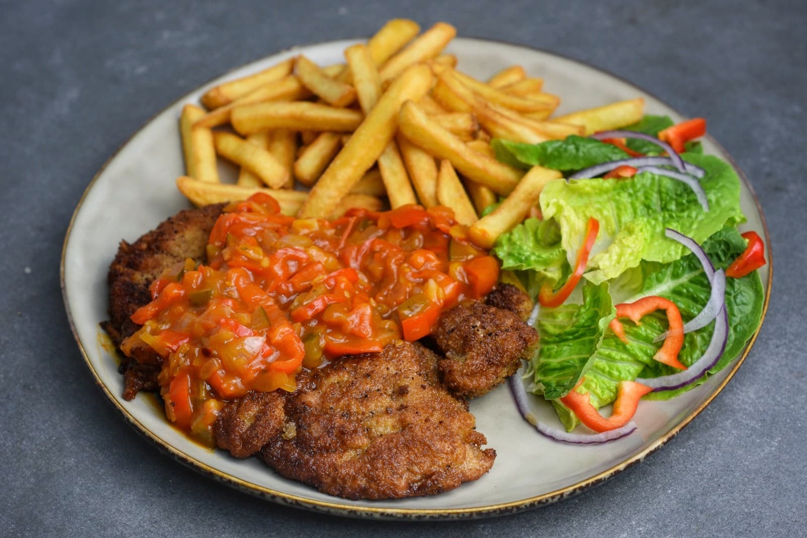Huisgemaakte Schnitzel met zigeunersaus