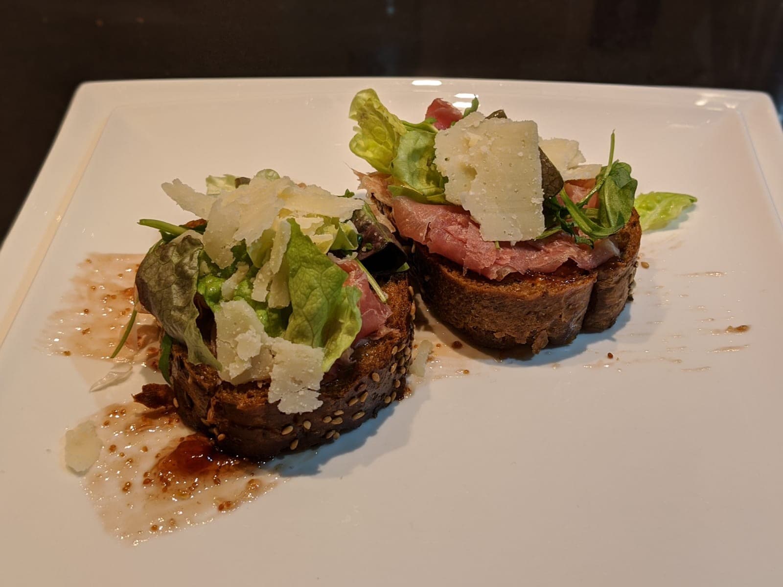 Bruchetta met vijgenchutney en serranoham