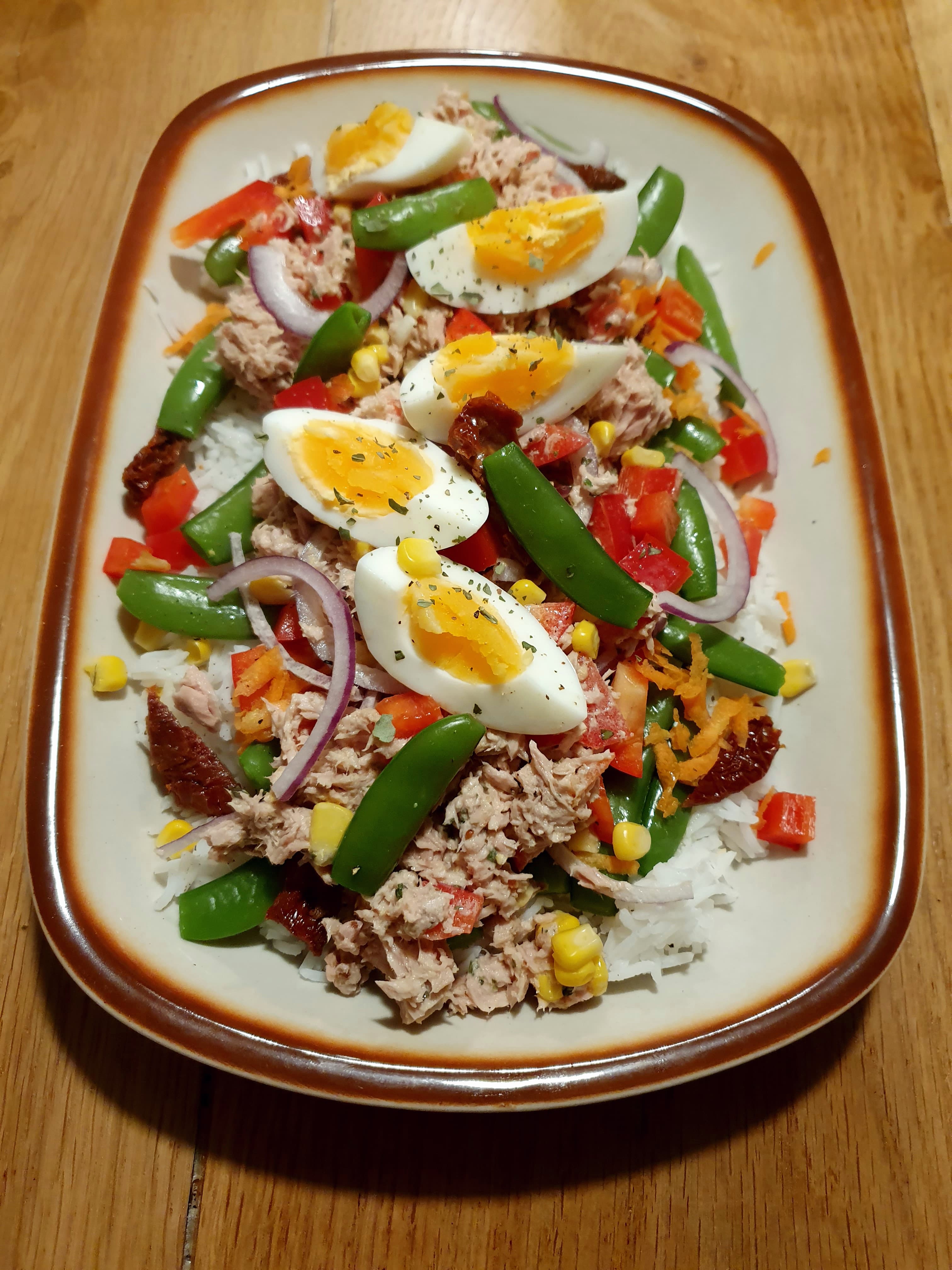 Koude rijst salade met tonijn