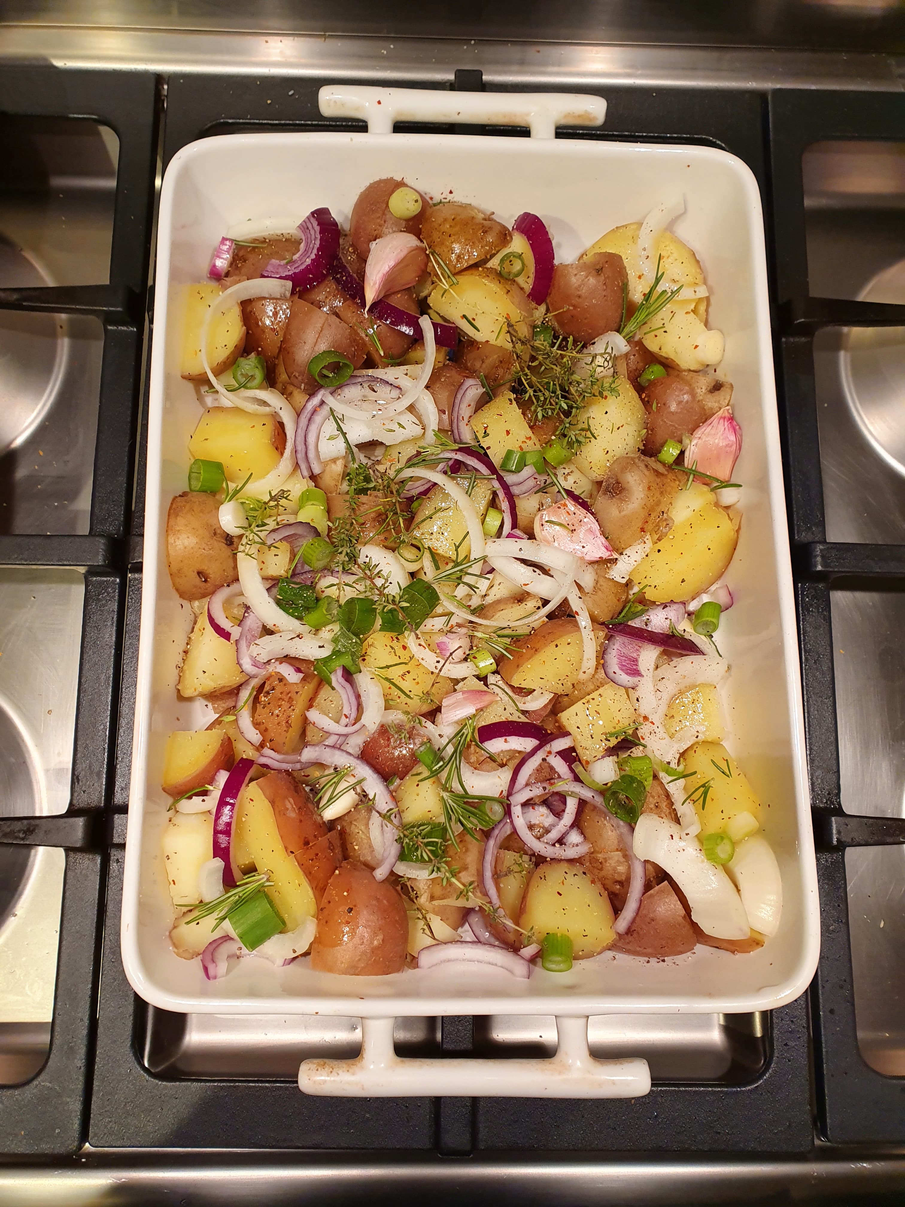 Ovenaardappelen met rozemarijn, tijm en ui