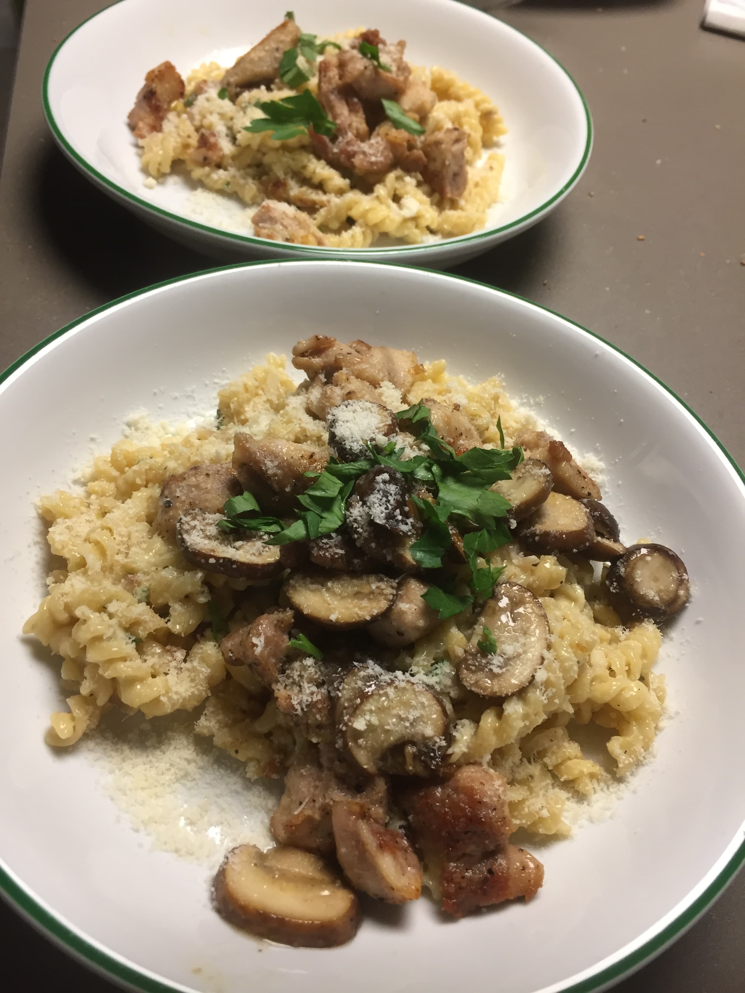 Kipdijfilet met pasta en parmezaanse kaas