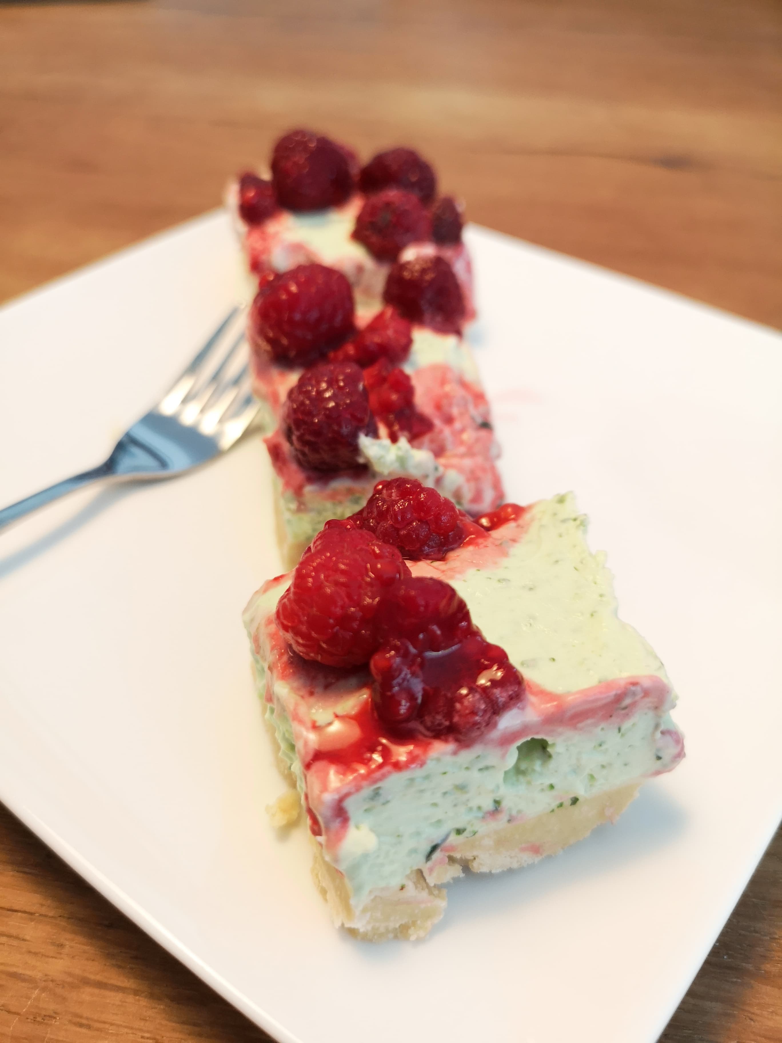 Non-baked limoen-basilicum monchoutaart