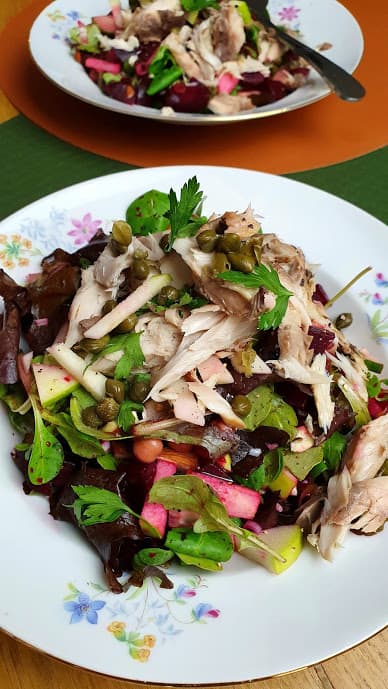 Makreelsalade met rode bietjes en kikkererwten