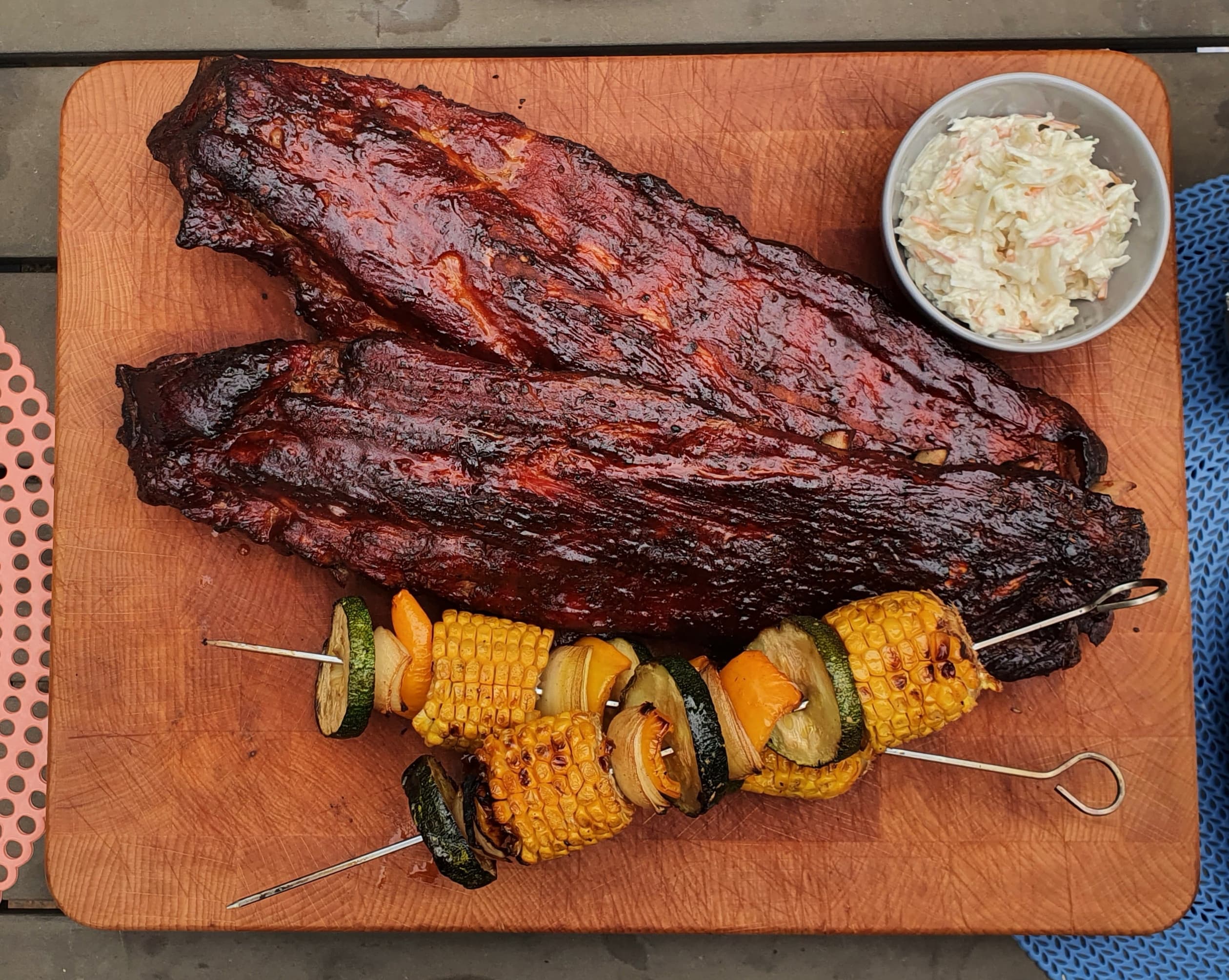 Spare Ribs gerookt met eikenhout op de BBQ