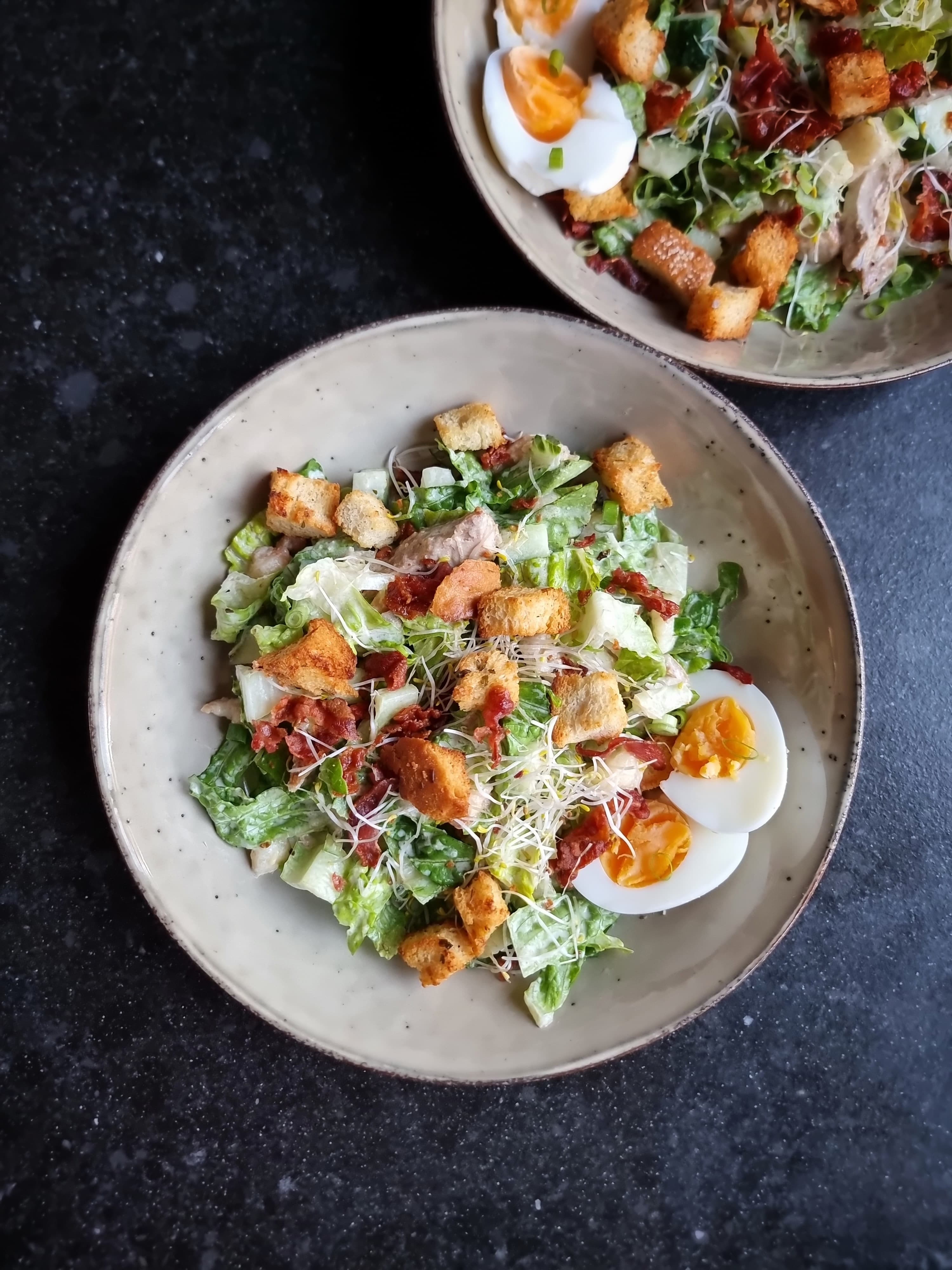 Caesar salade met kip, bacon en peer