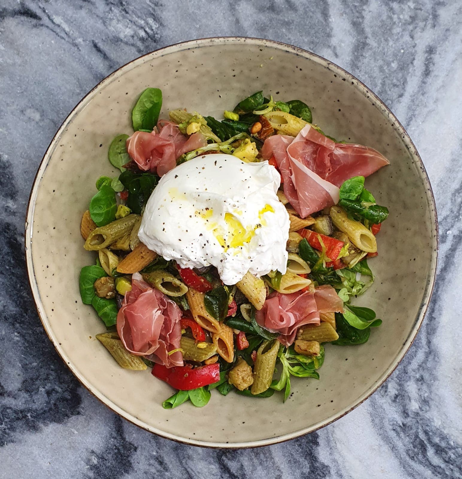 Pastasalade met burrata en serranoham