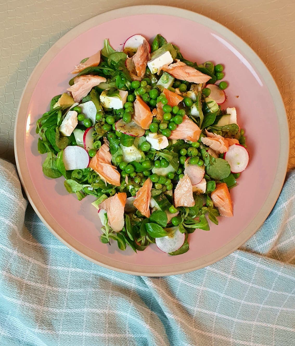 Doperwtensalade met warm gerookte zalm