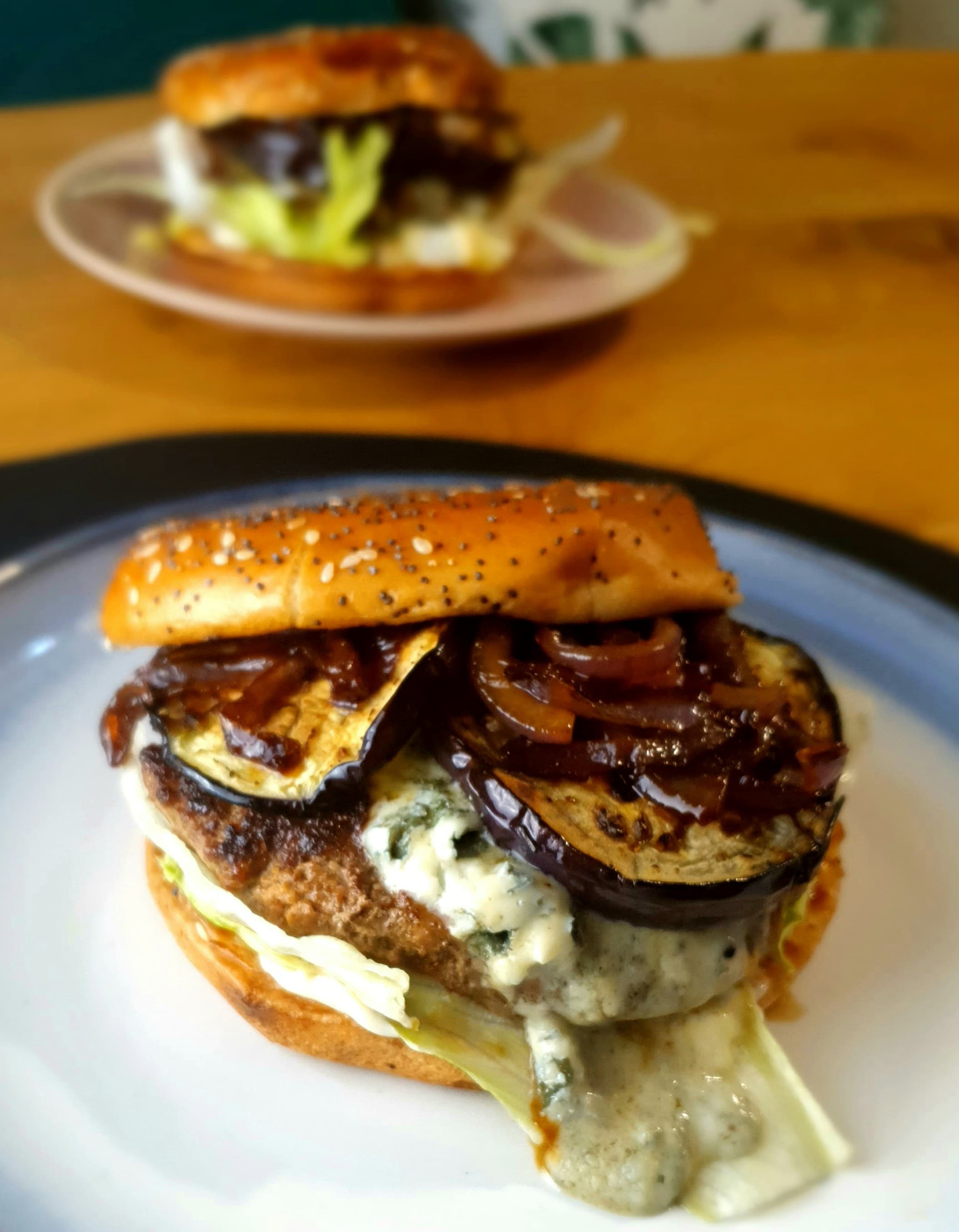 Hamburger met blauwe kaas en aubergine