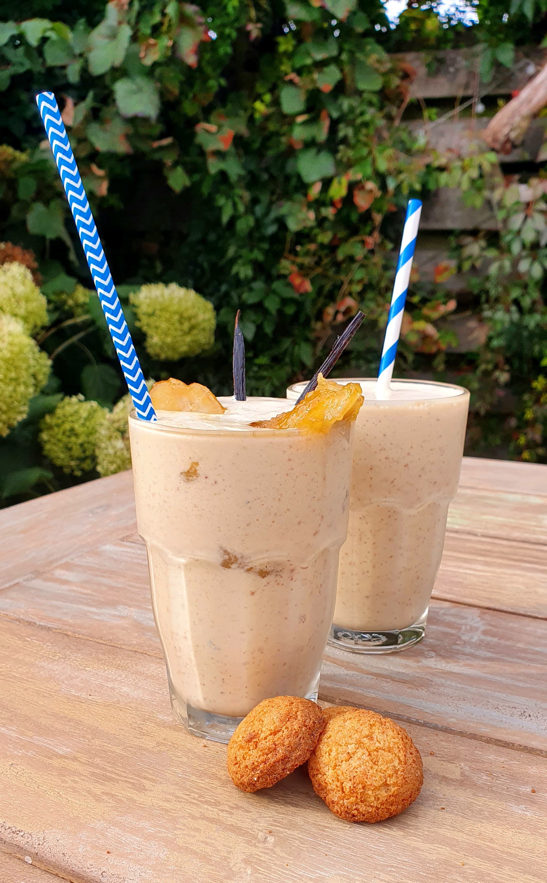Bananenmilkshake met rum en bitterkoekjes