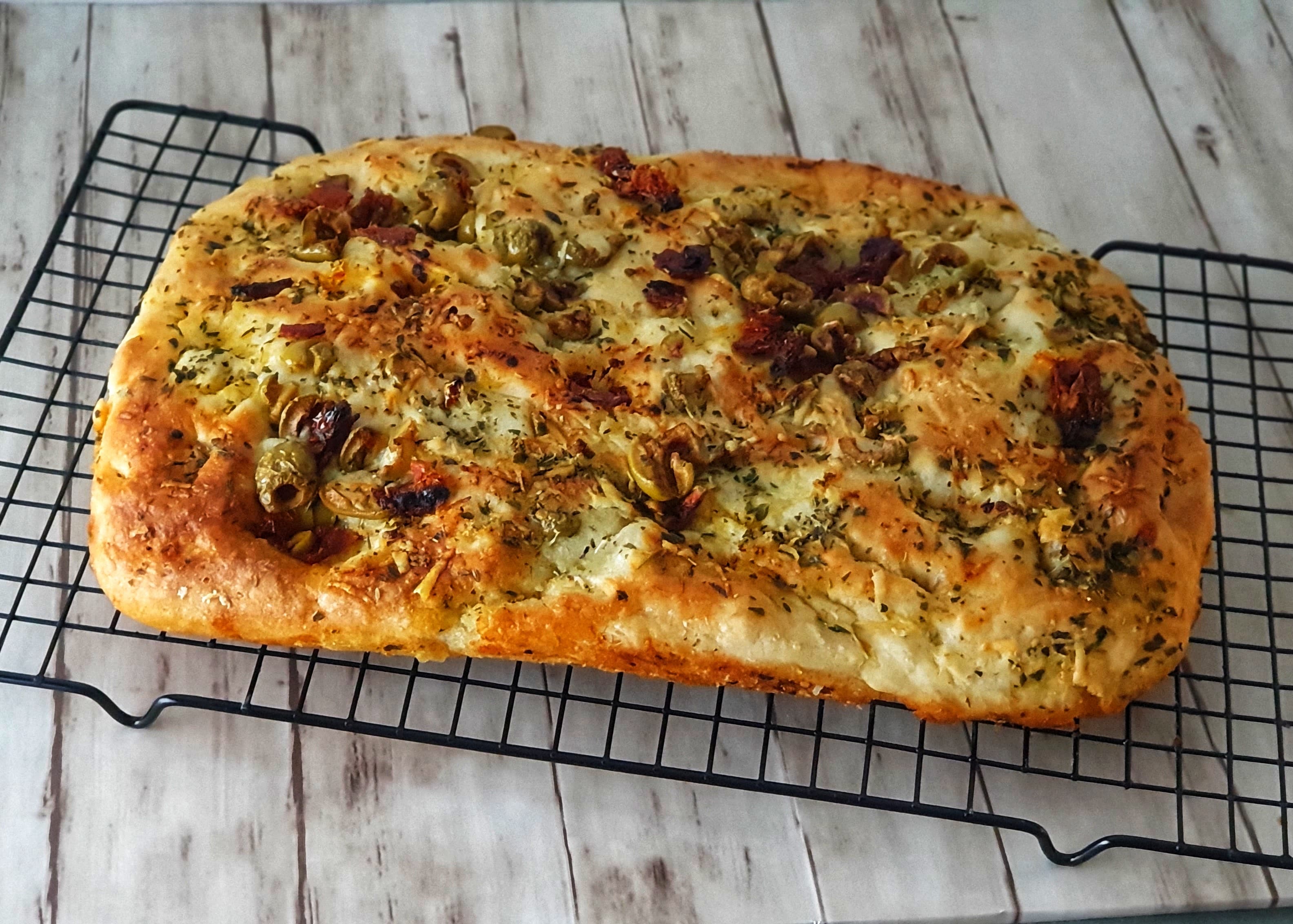 Focaccia olijf, tijm, zongedroogde tomaten