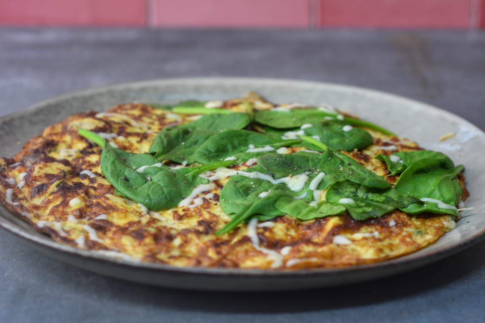 Omelet met courgette, champignons en spinazie