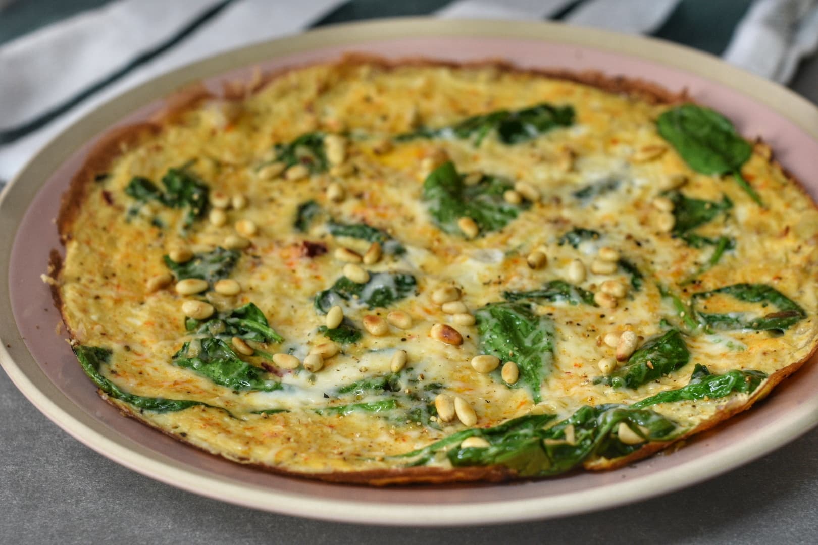 Omelet met spinazie, sjalot, sambal en pijnboompitten
