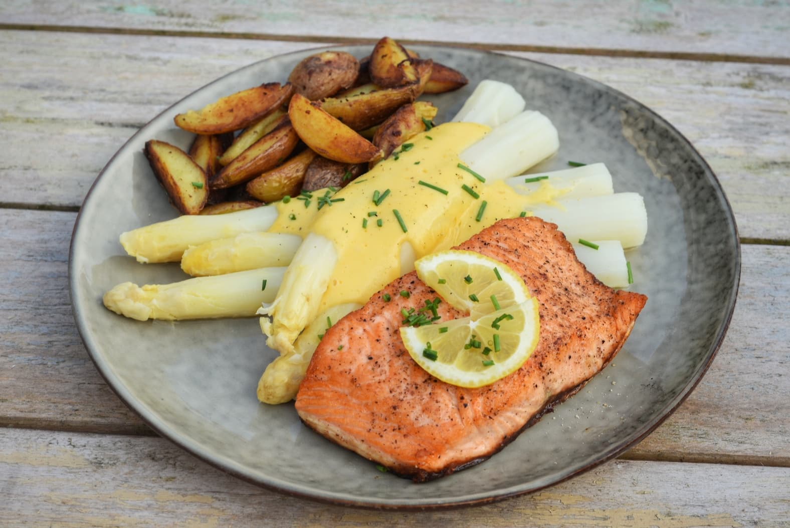 Asperges met zalm en Hollandaise saus