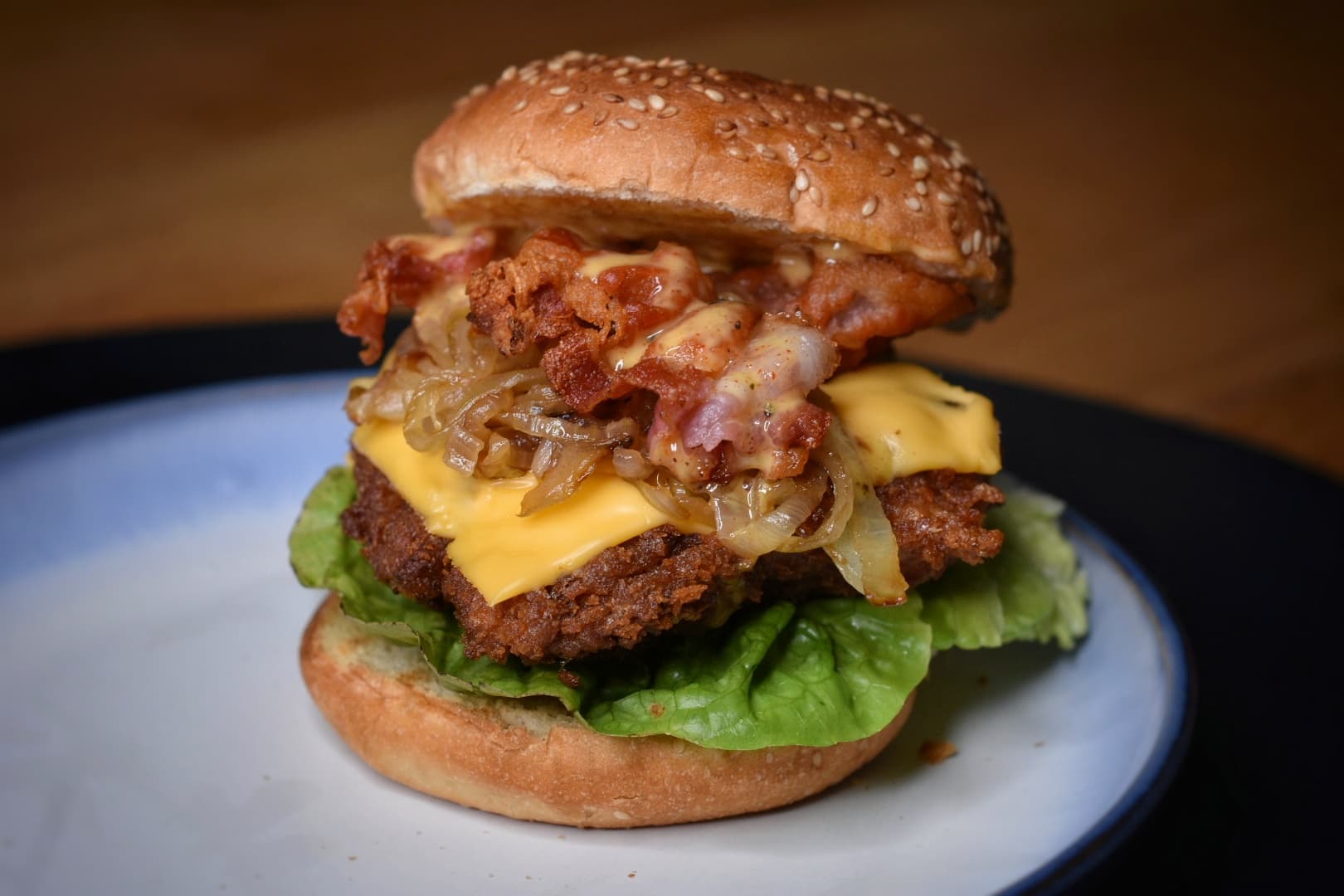 Crispy chicken burger met honing-mosterd saus