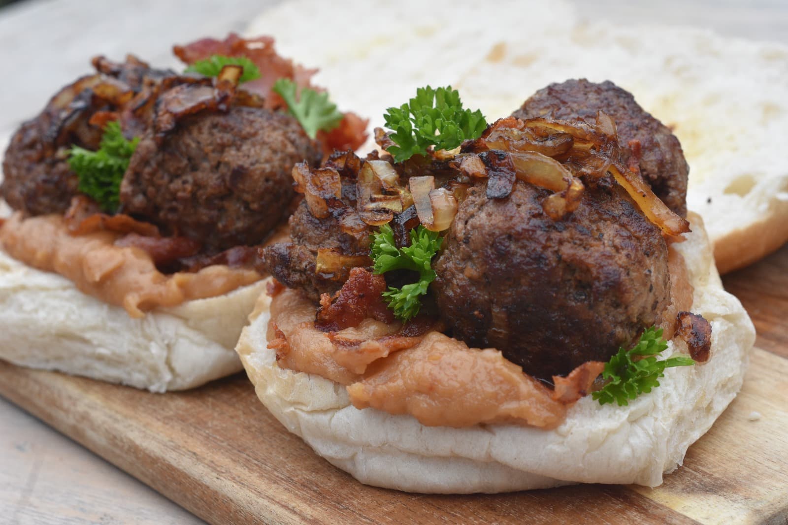 Broodje bal met satésaus