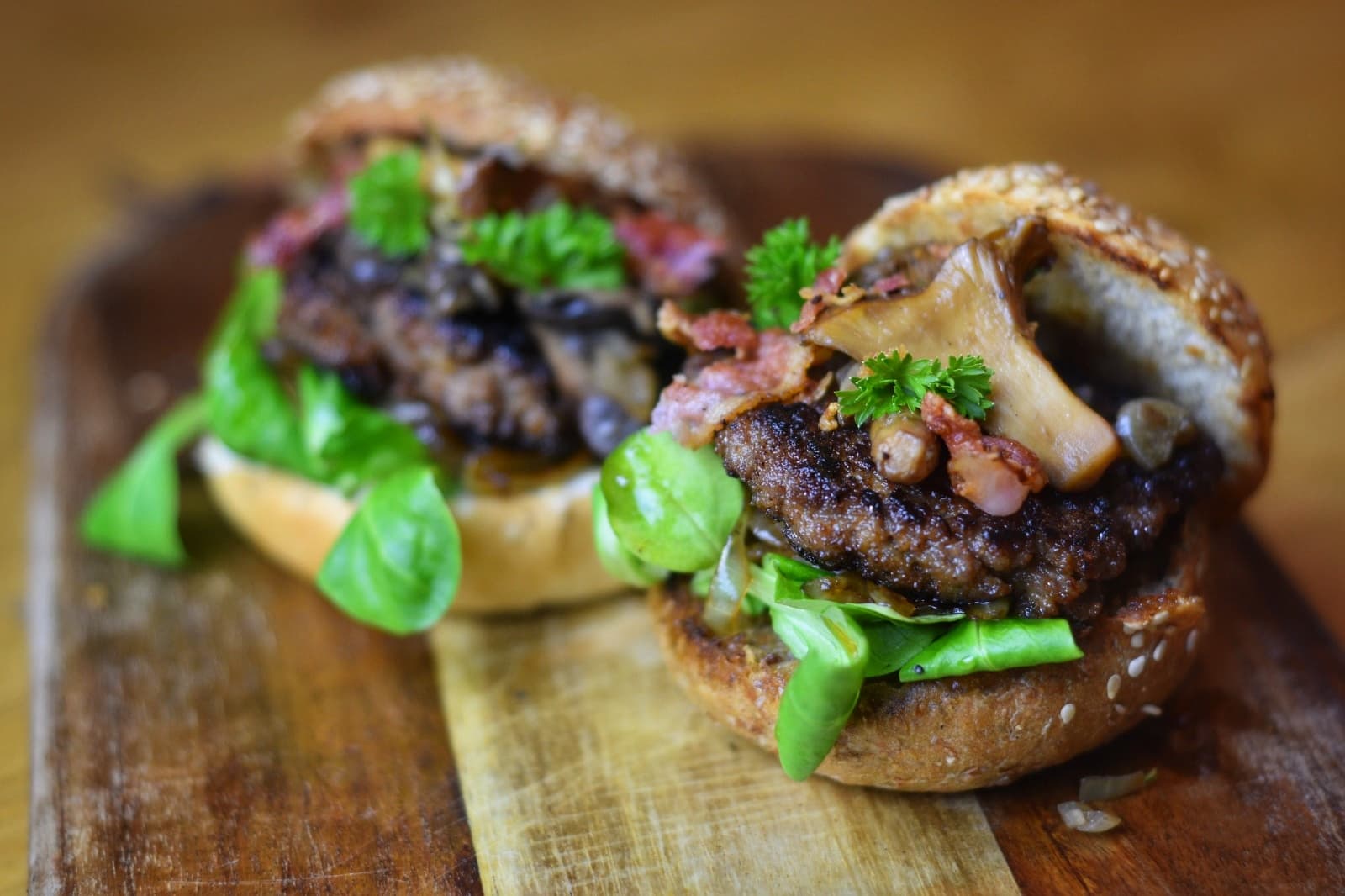 Wildburger van zwijn met paddestoelen