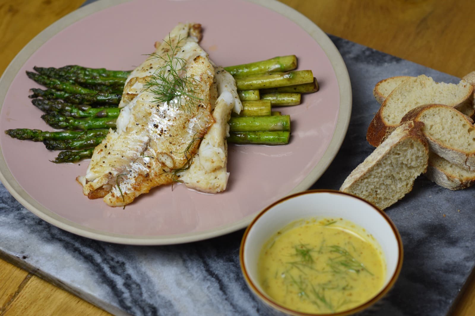 Snoekbaars met gegrilde groene asperges