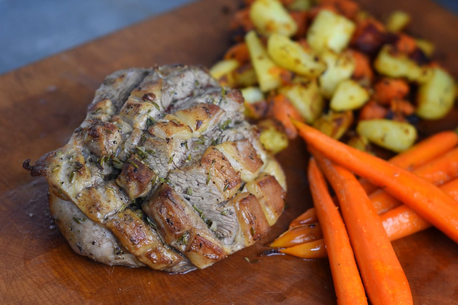 Lamsbout met wortelen uit de oven
