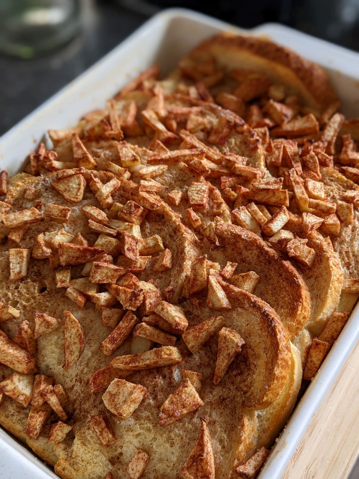 Appel kaneel wentelteefjes uit de oven.