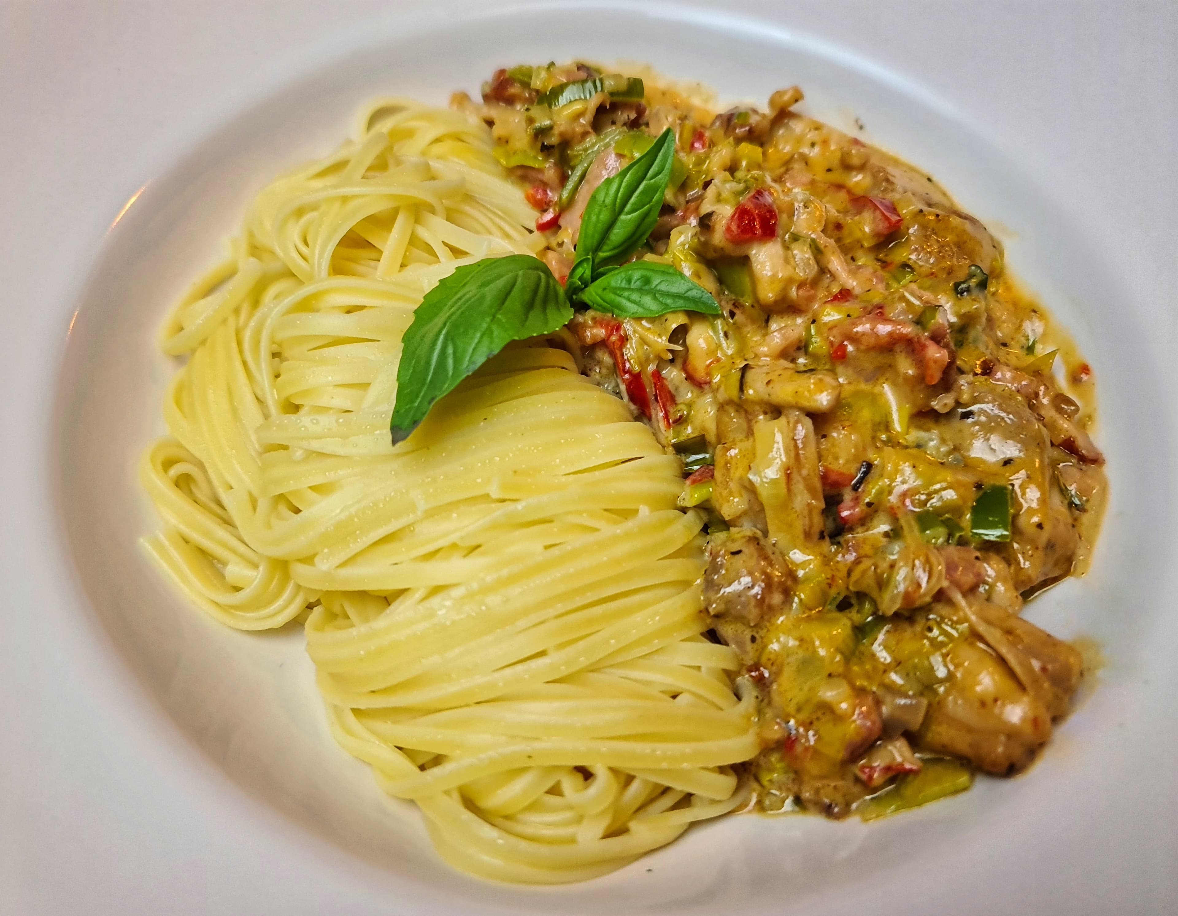 Romige pasta linguine met kip en gormas