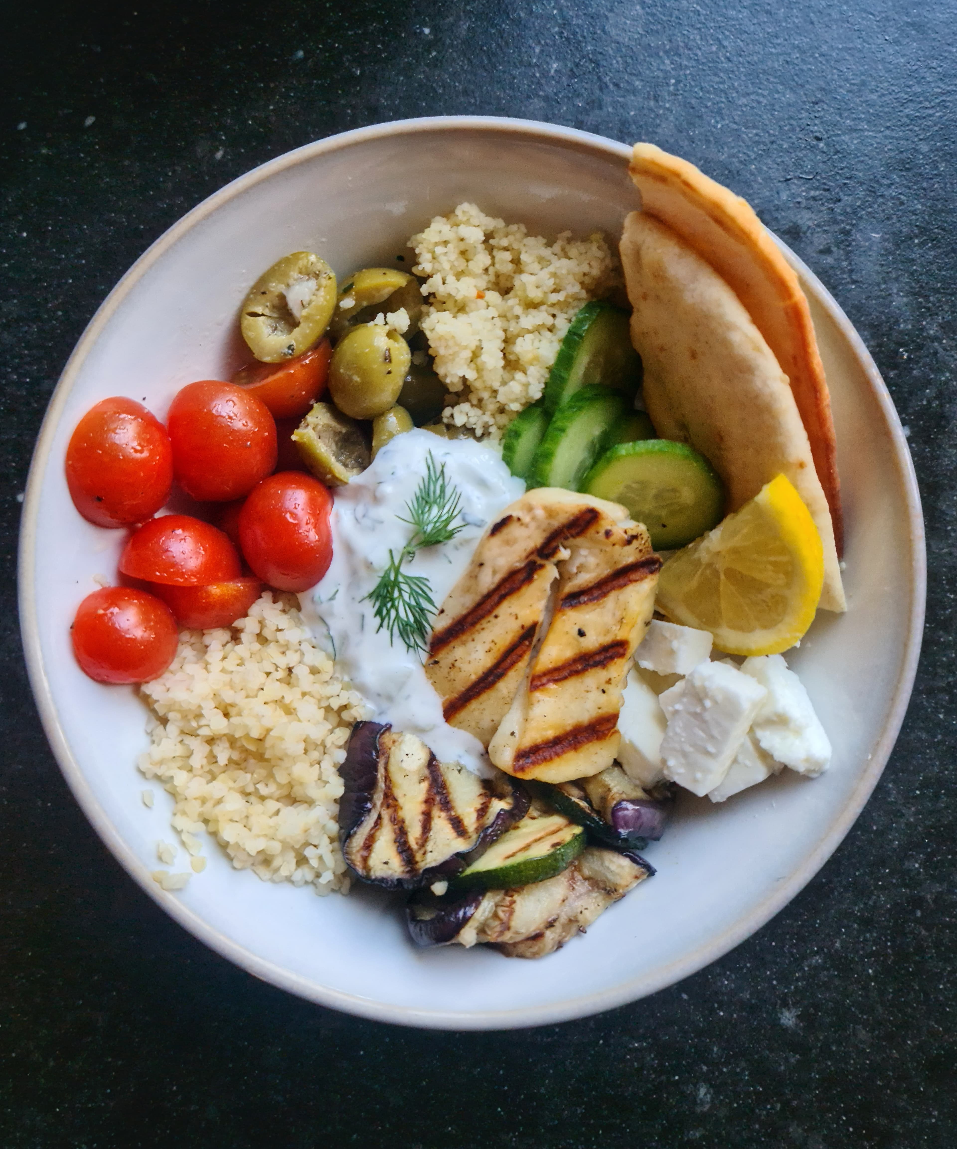 Vegetarische Griekse bowl met tzatziki