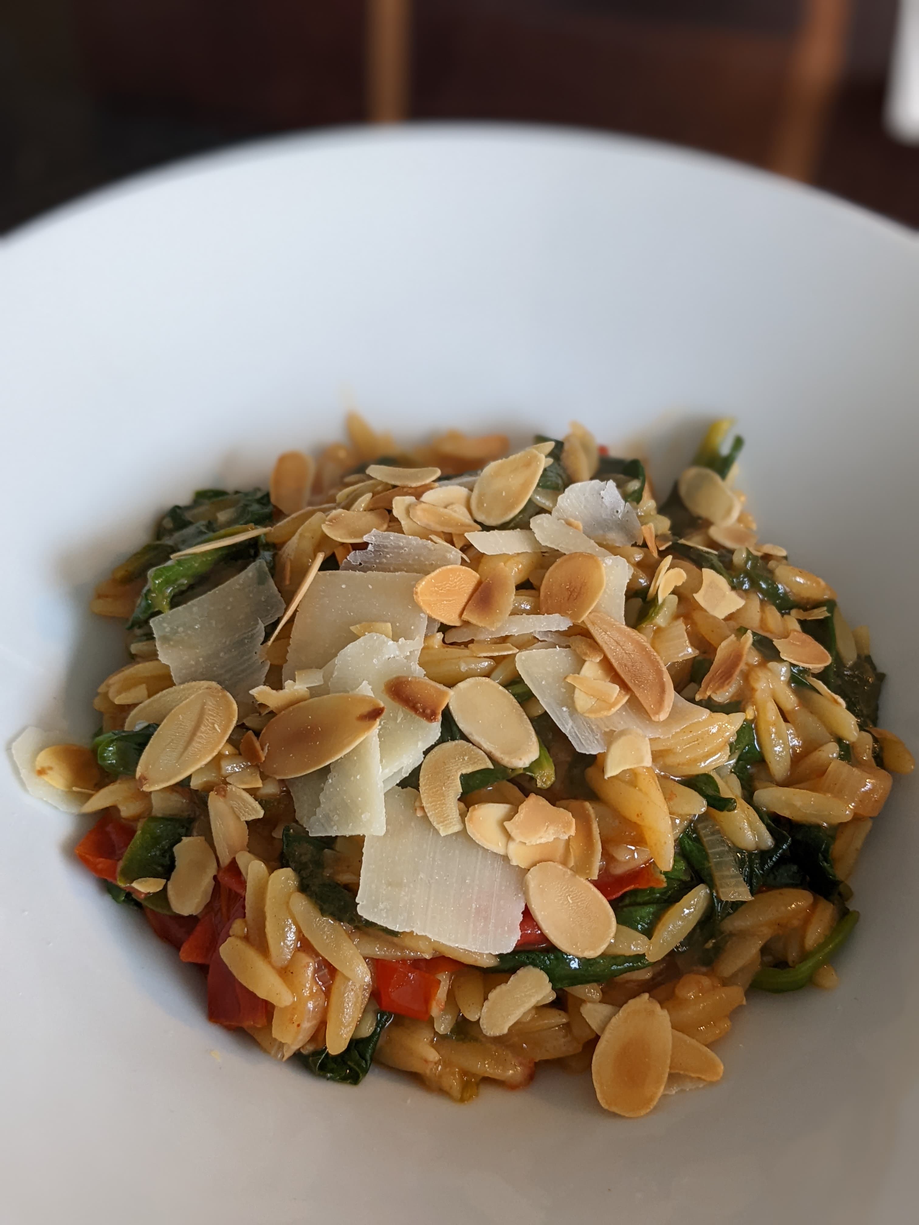 Vegetarische Orzo met tomaat en spinazie