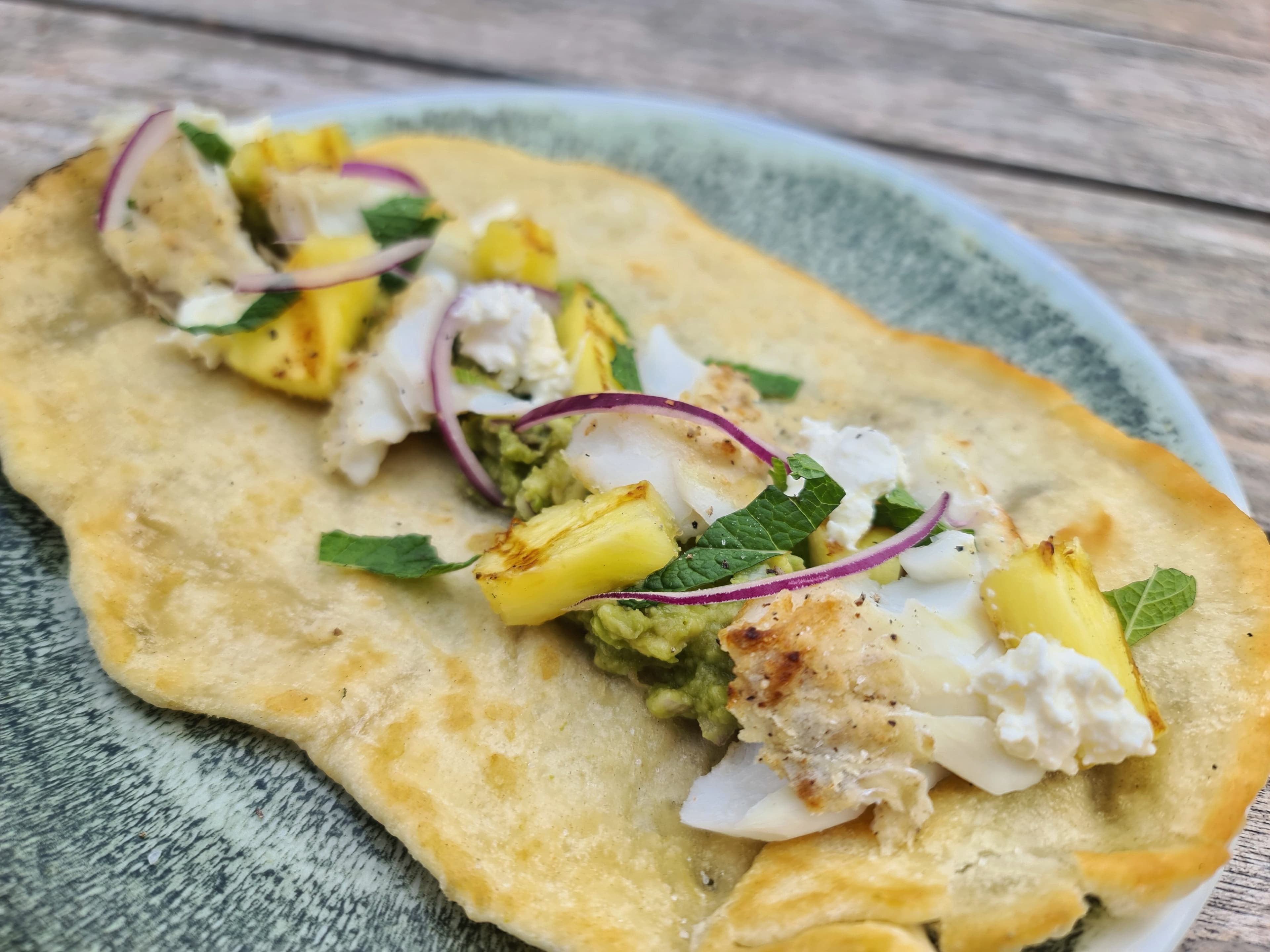 Wrap met kabeljauw, gegrilde ananas en munt
