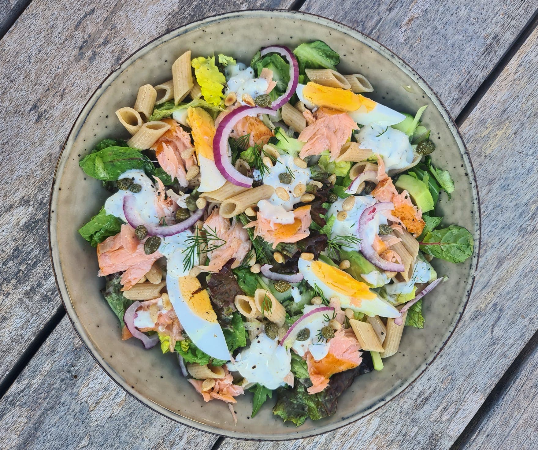 Maaltijdsalade warm gerookte zalm met mosterd dressing