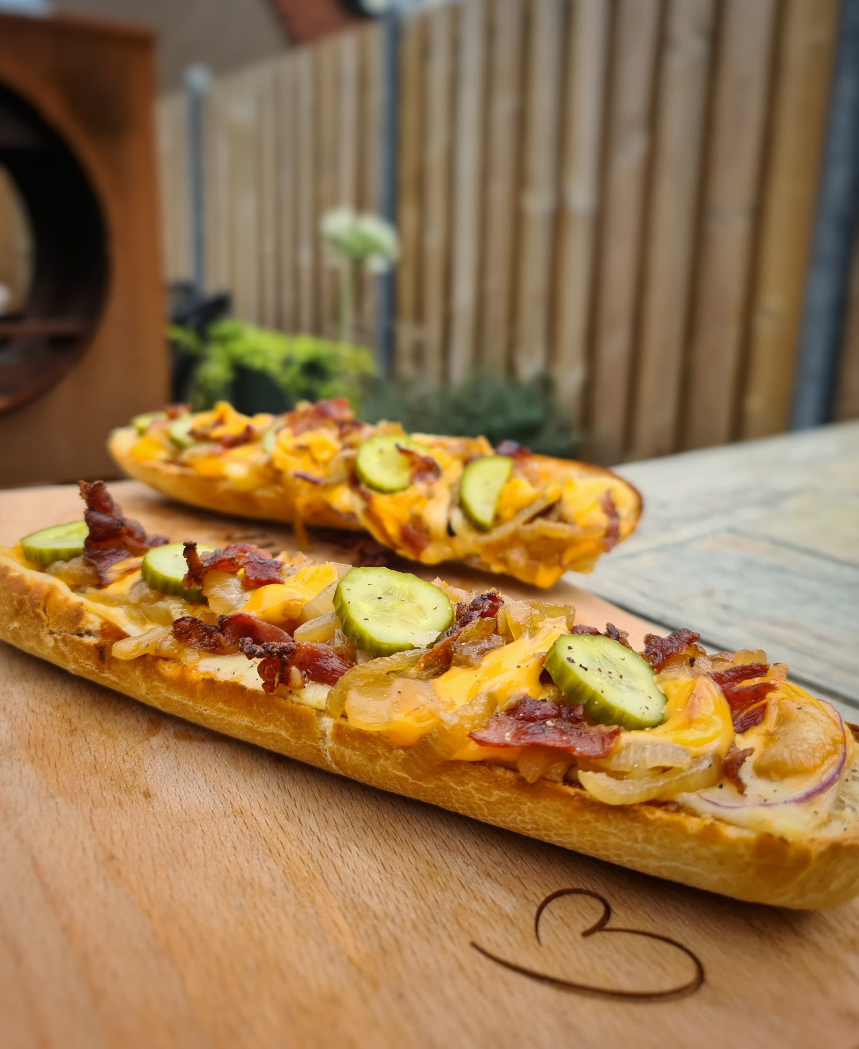Kaas-uienbrood met ontbijtspek