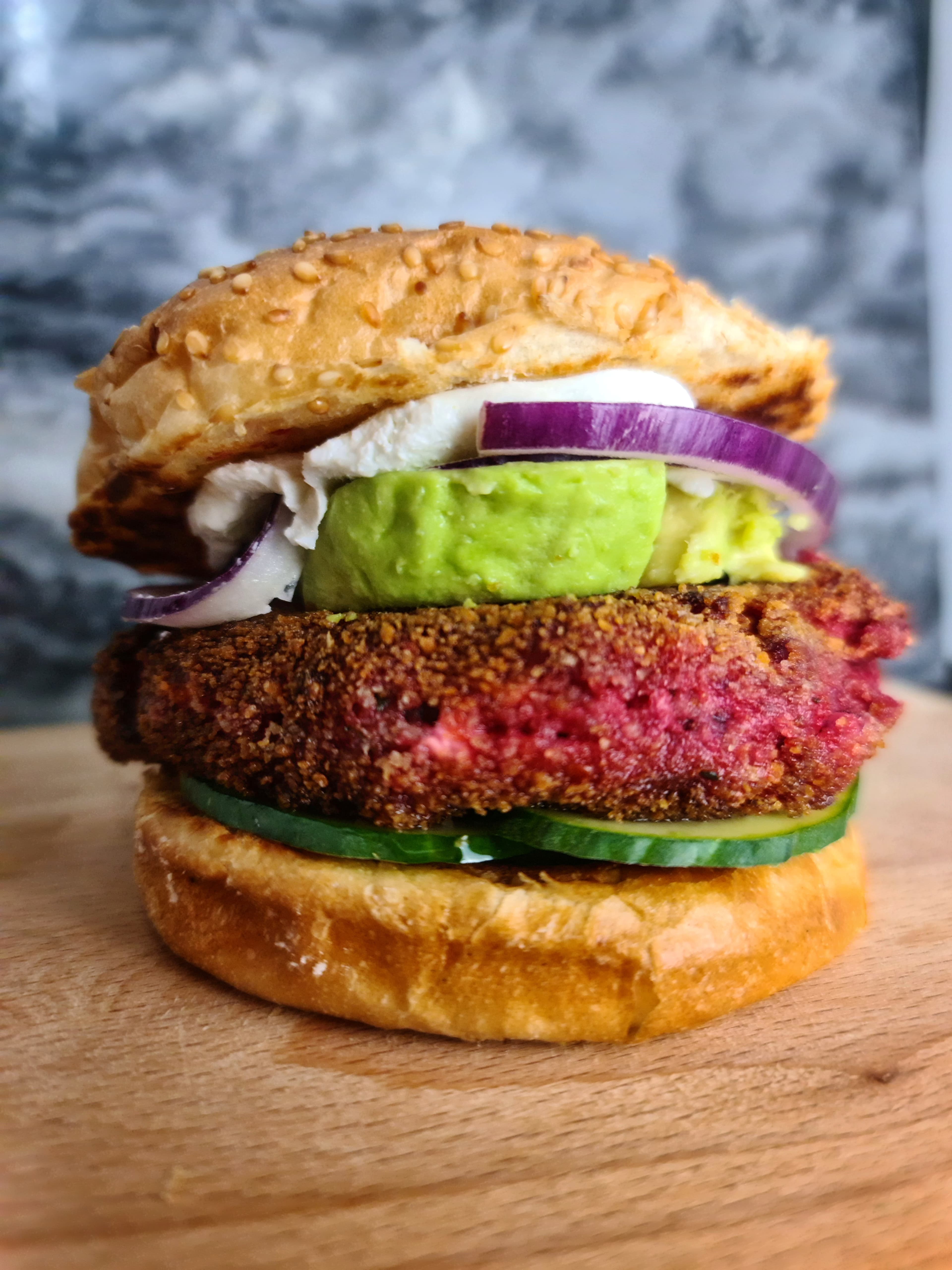 Bietenburger met geitenkaas