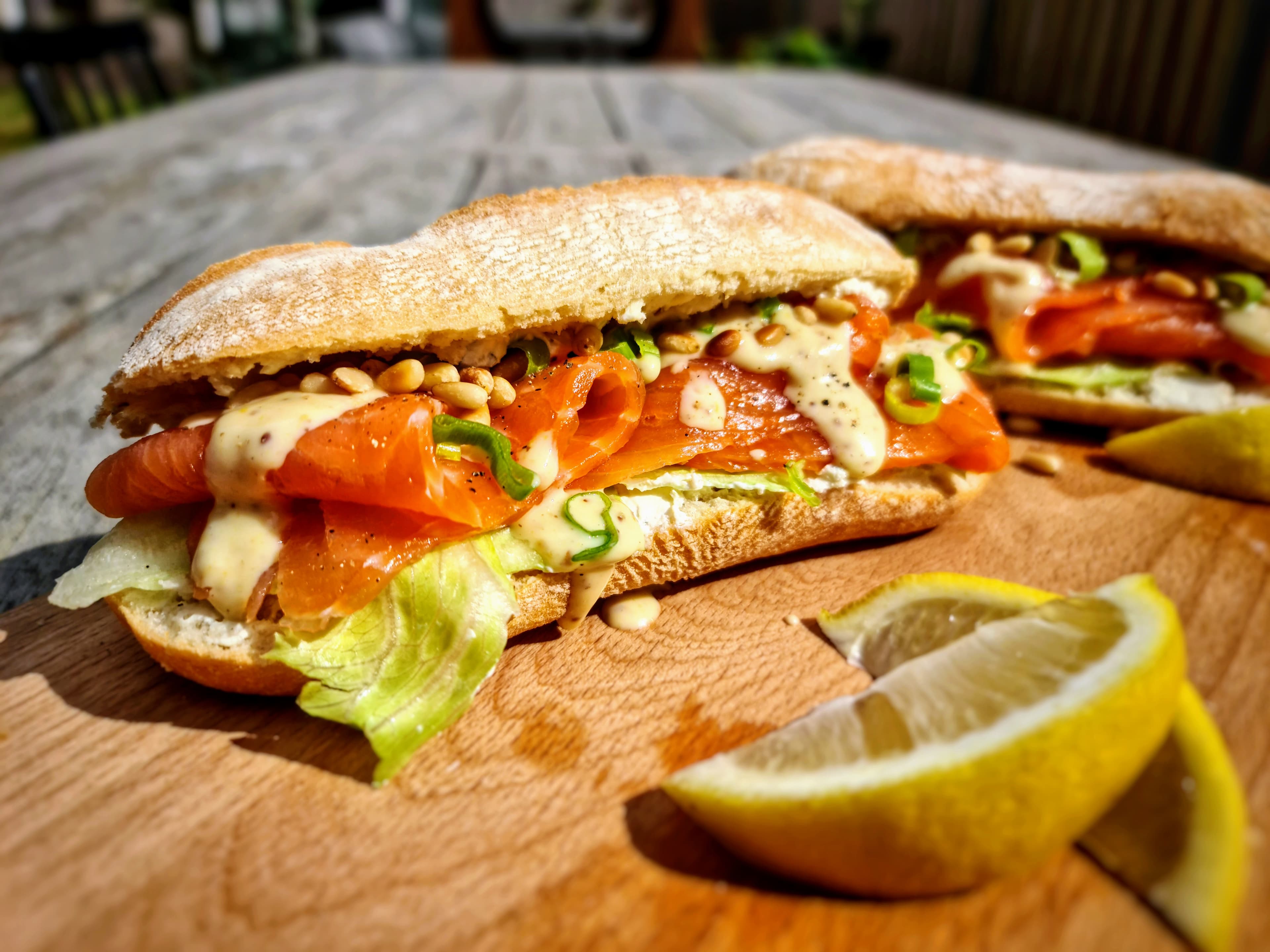 Ciabatta zalm met honing-mosterdsaus