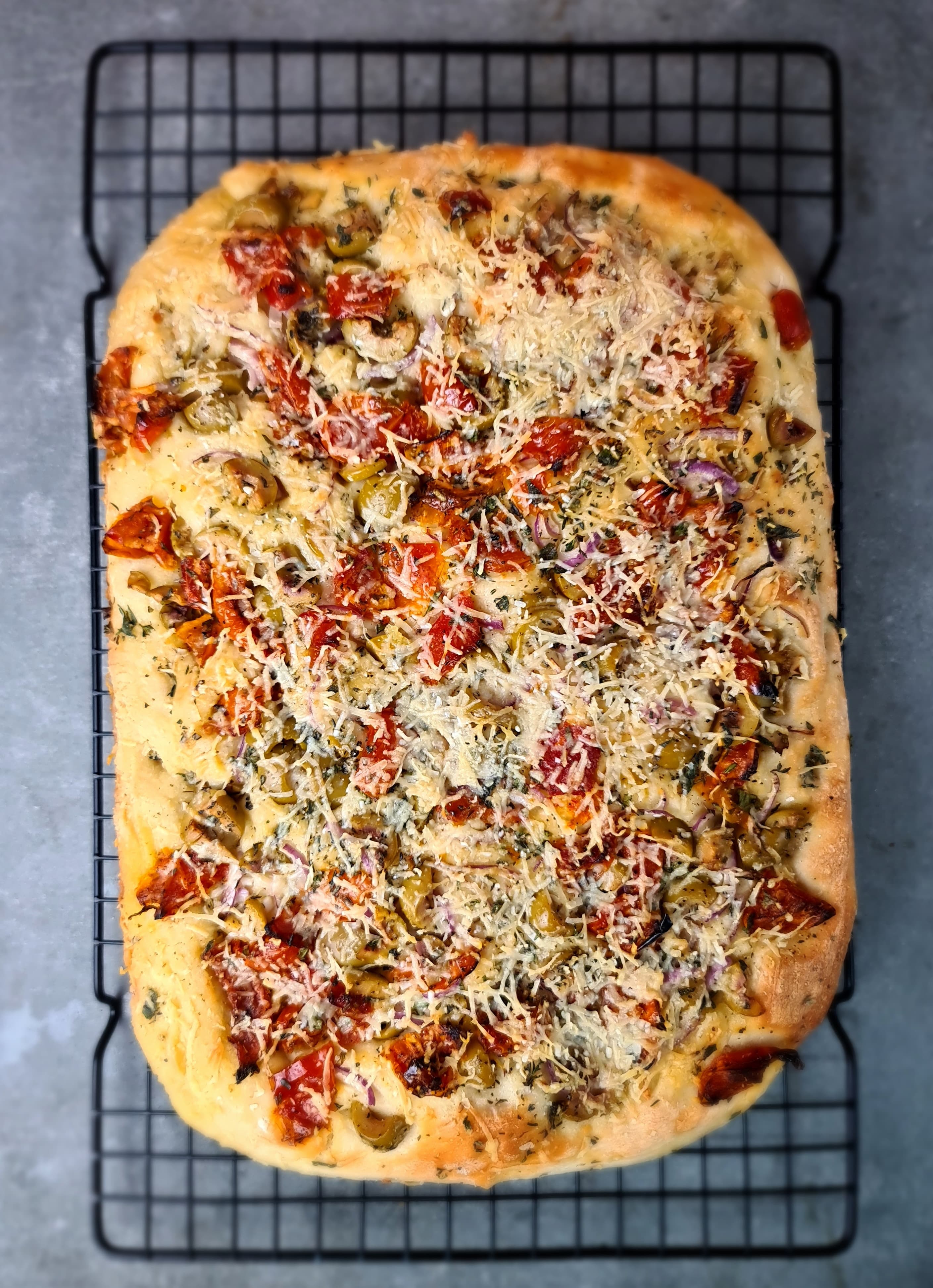 Focaccia olijf en zongedroogde tomaat