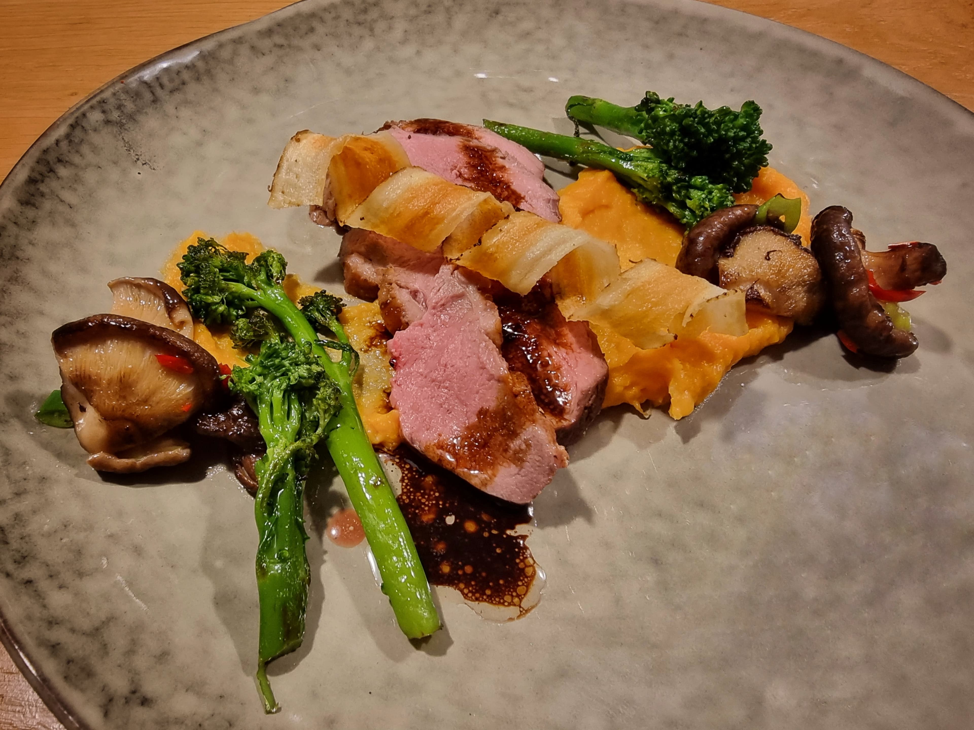 Eendenborst met zoete aardappelpuree en schorseneer