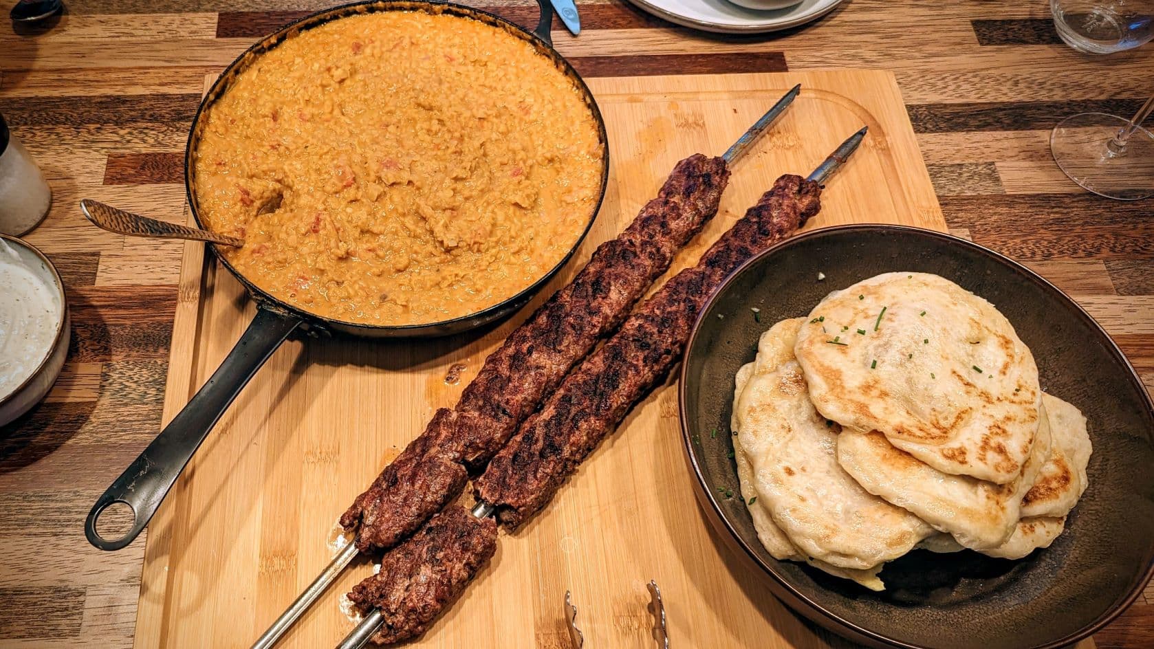 Köfte kebab met linzendahl en naan