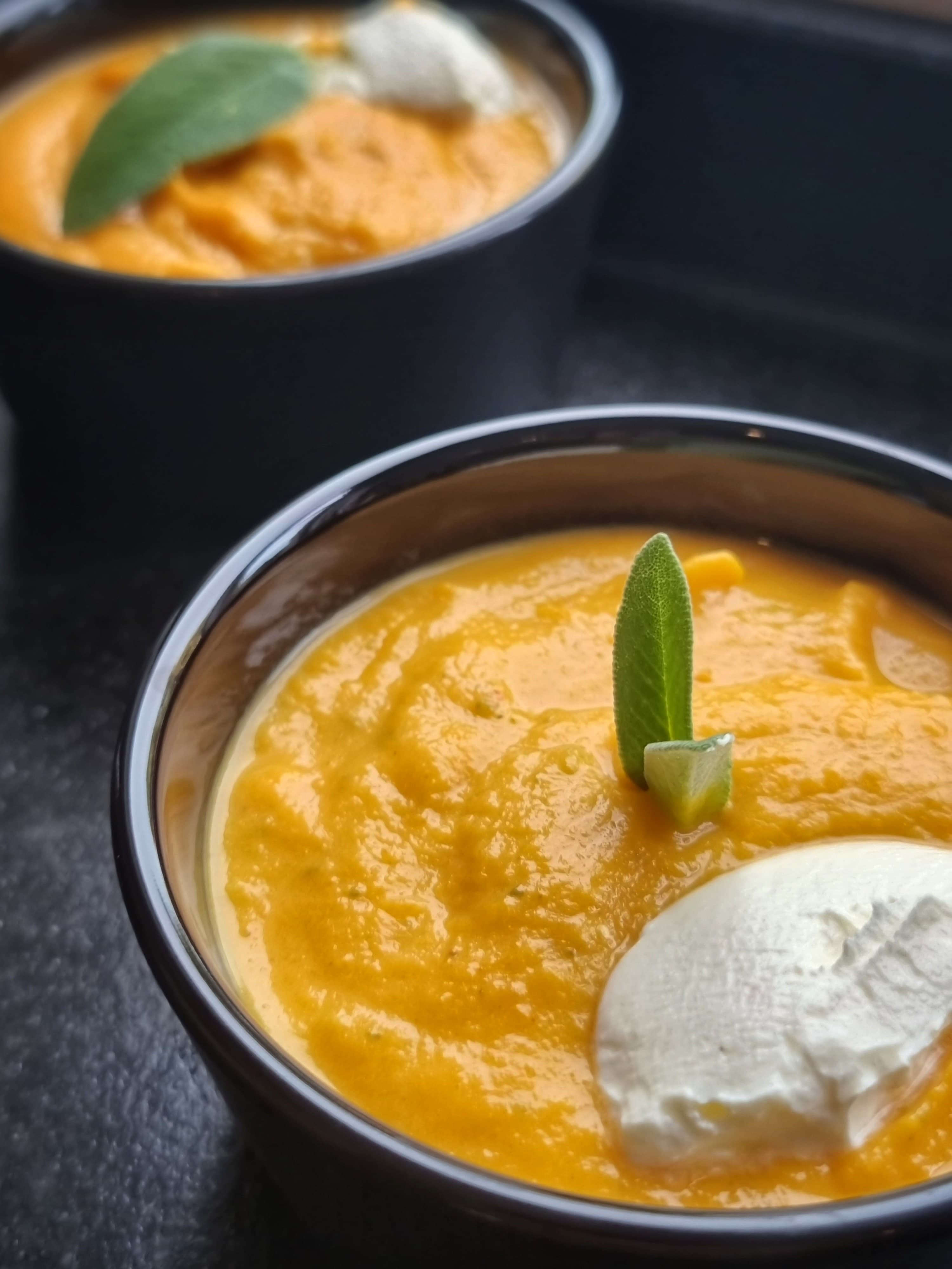 Zoete Aardappel- &amp; Pompoensoep met verse salie