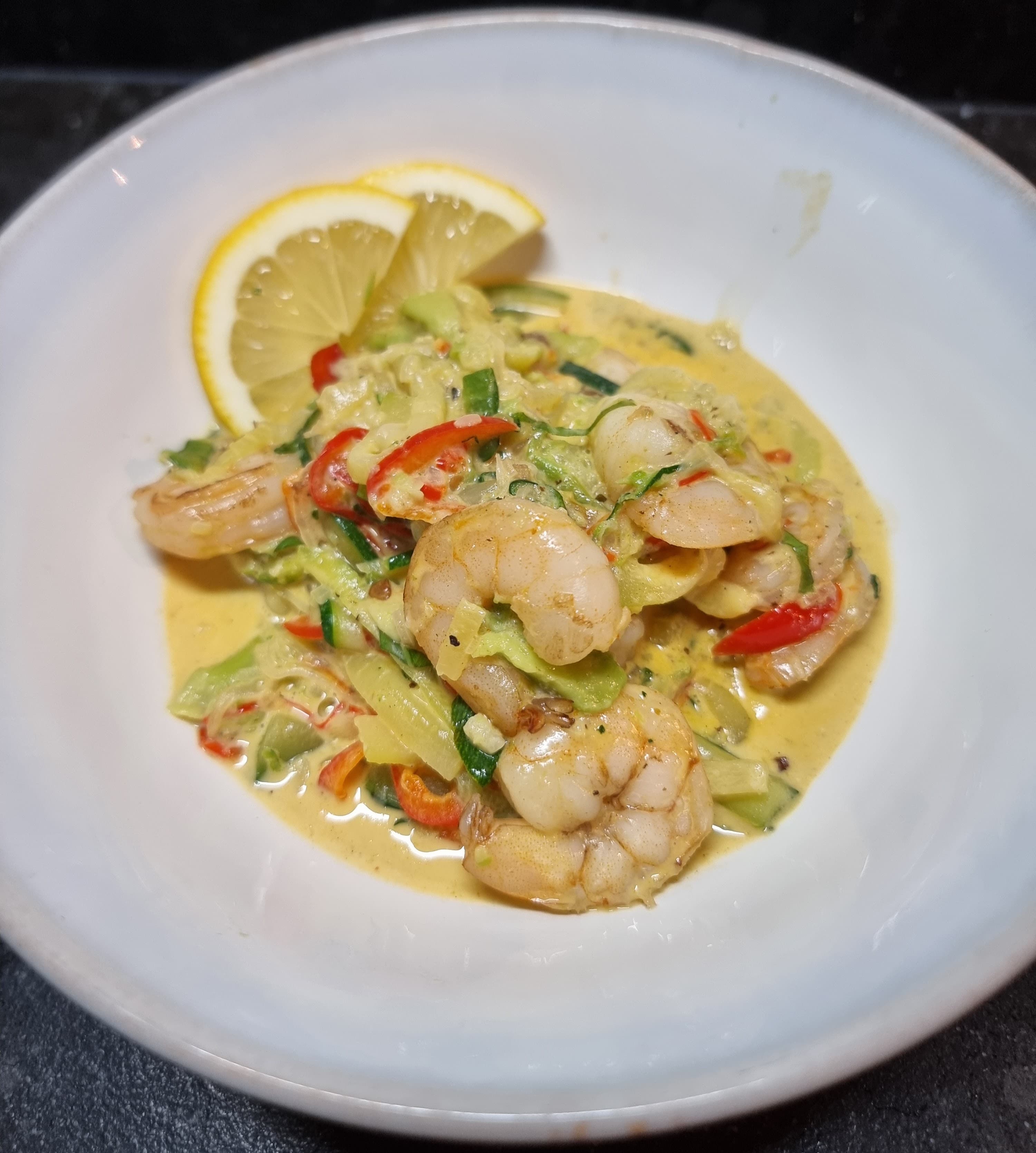 Gamba's met courgettespaghetti en avocado