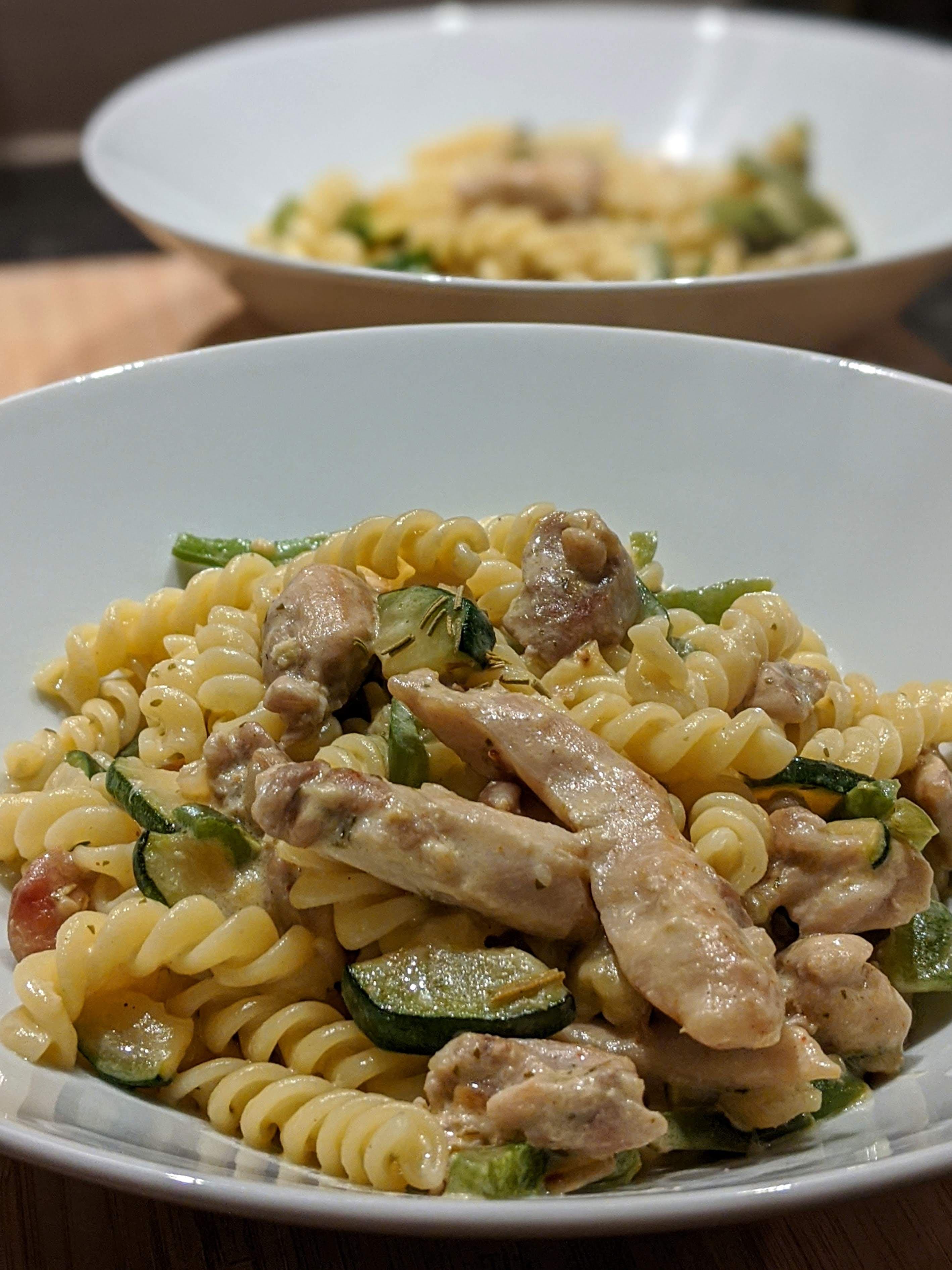 Smeuige Pasta met kip, groenten en kruidenkaas