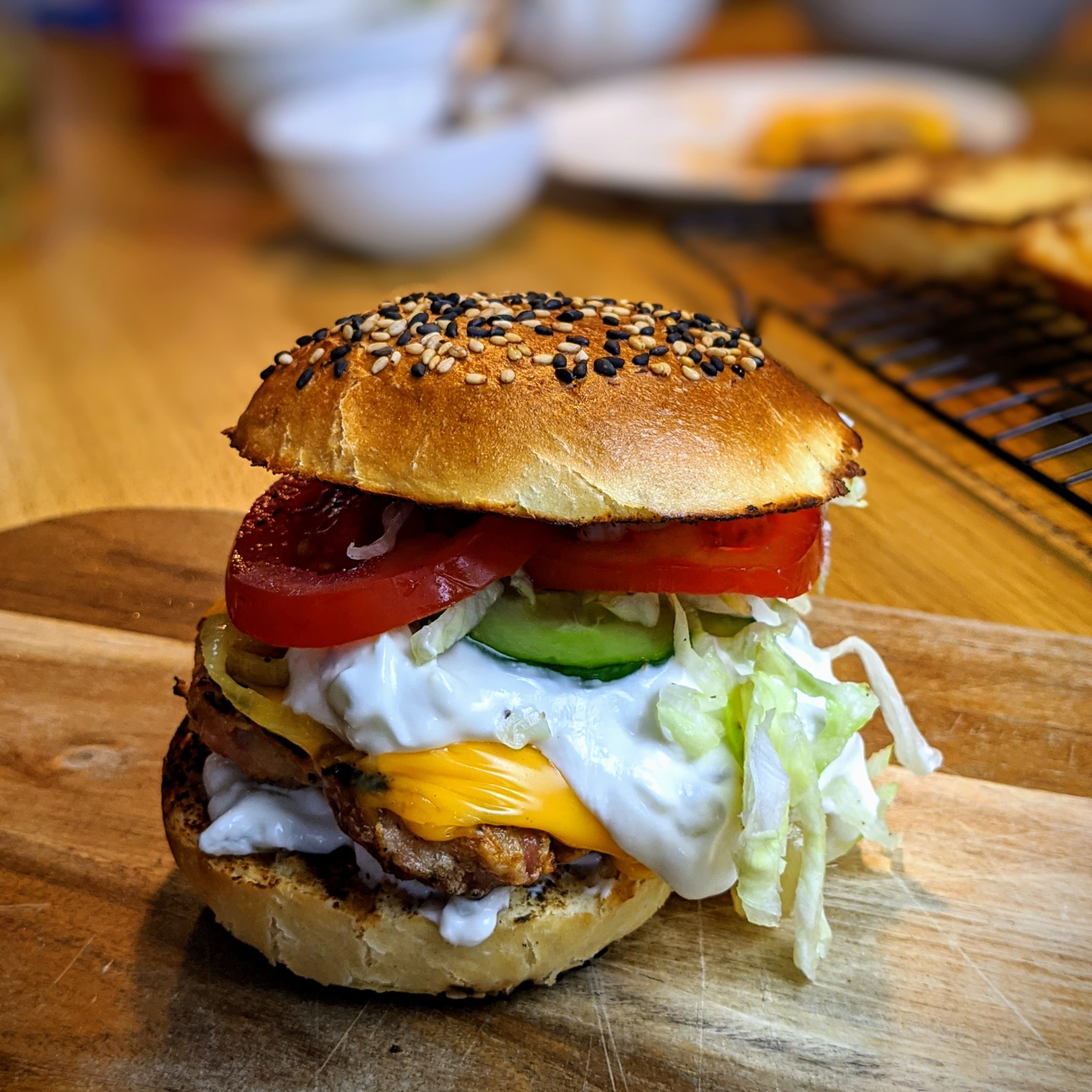 Kipburger met tzatziki