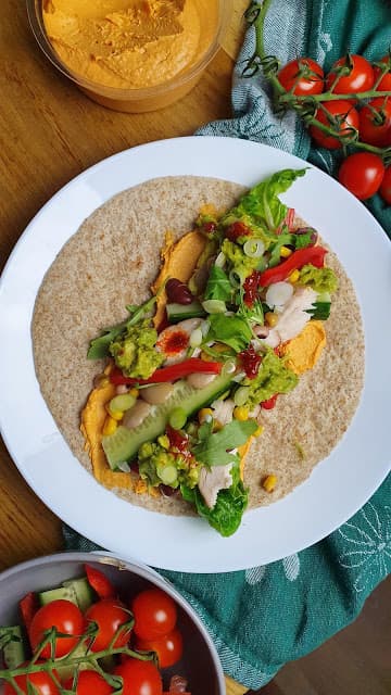 Wrap met avocado, hummus en gerookte kip