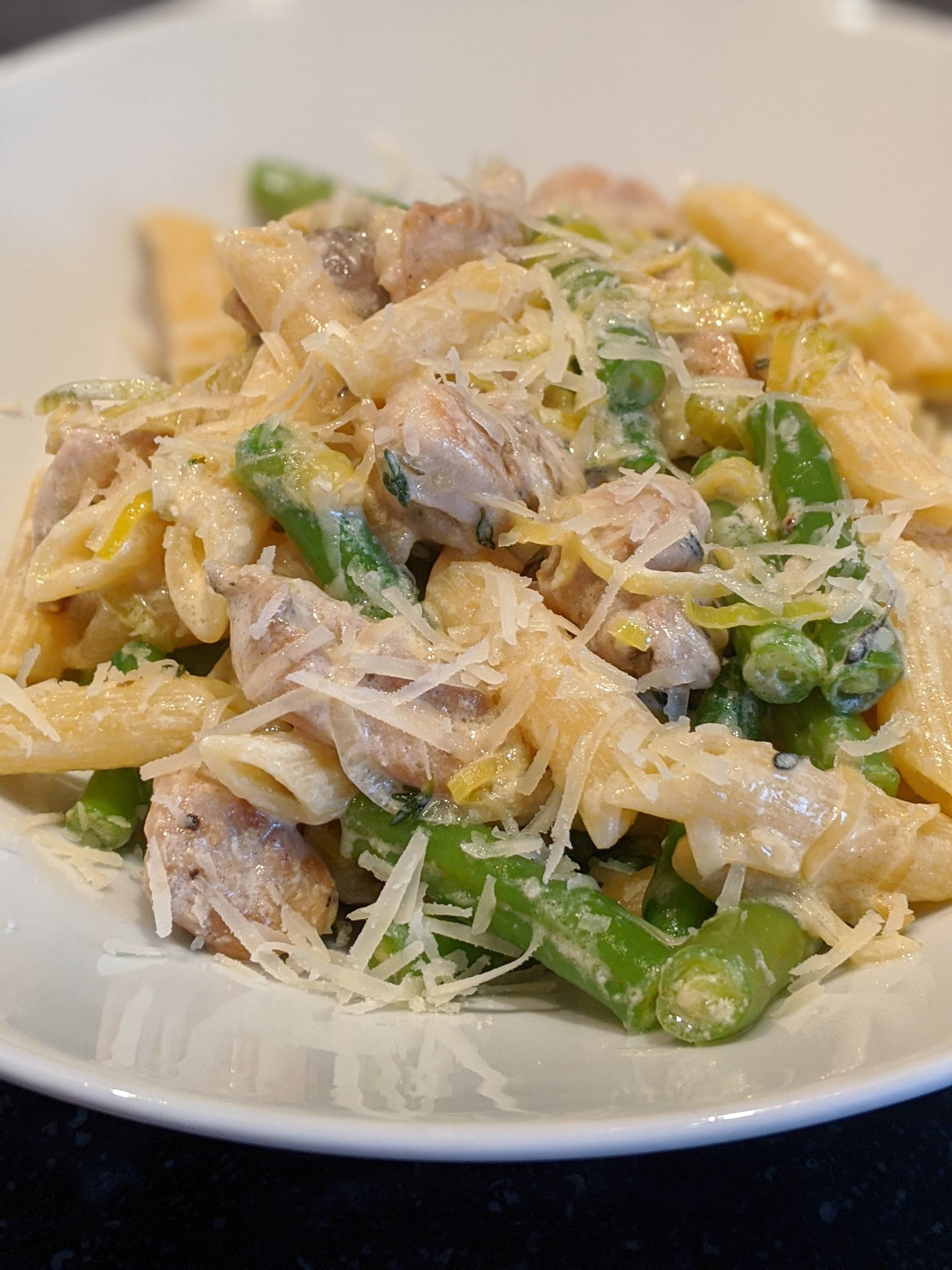 Pasta met tijm, kip en sperziebonen.