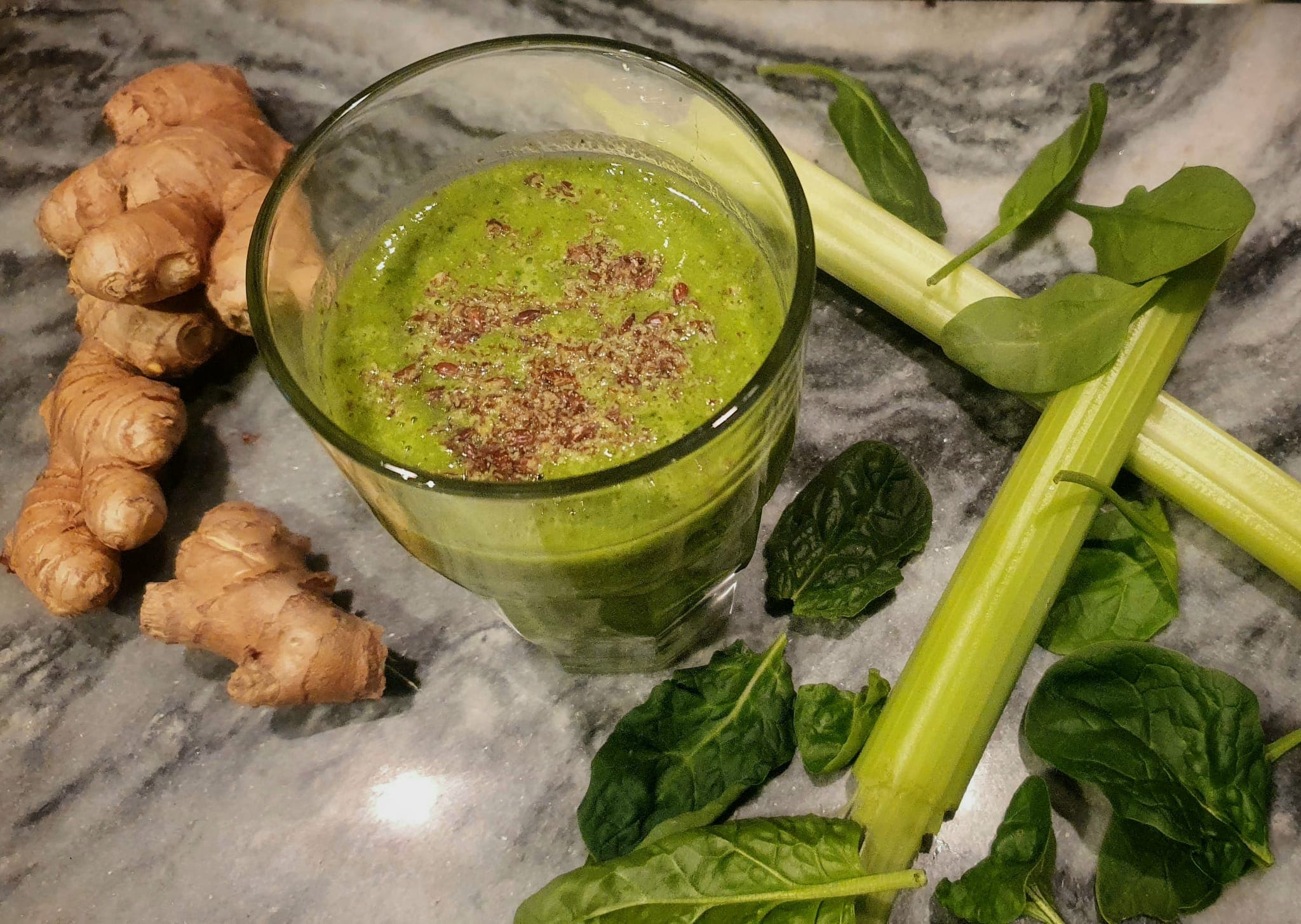 Gezonde smoothie met spinazie en lijnzaad