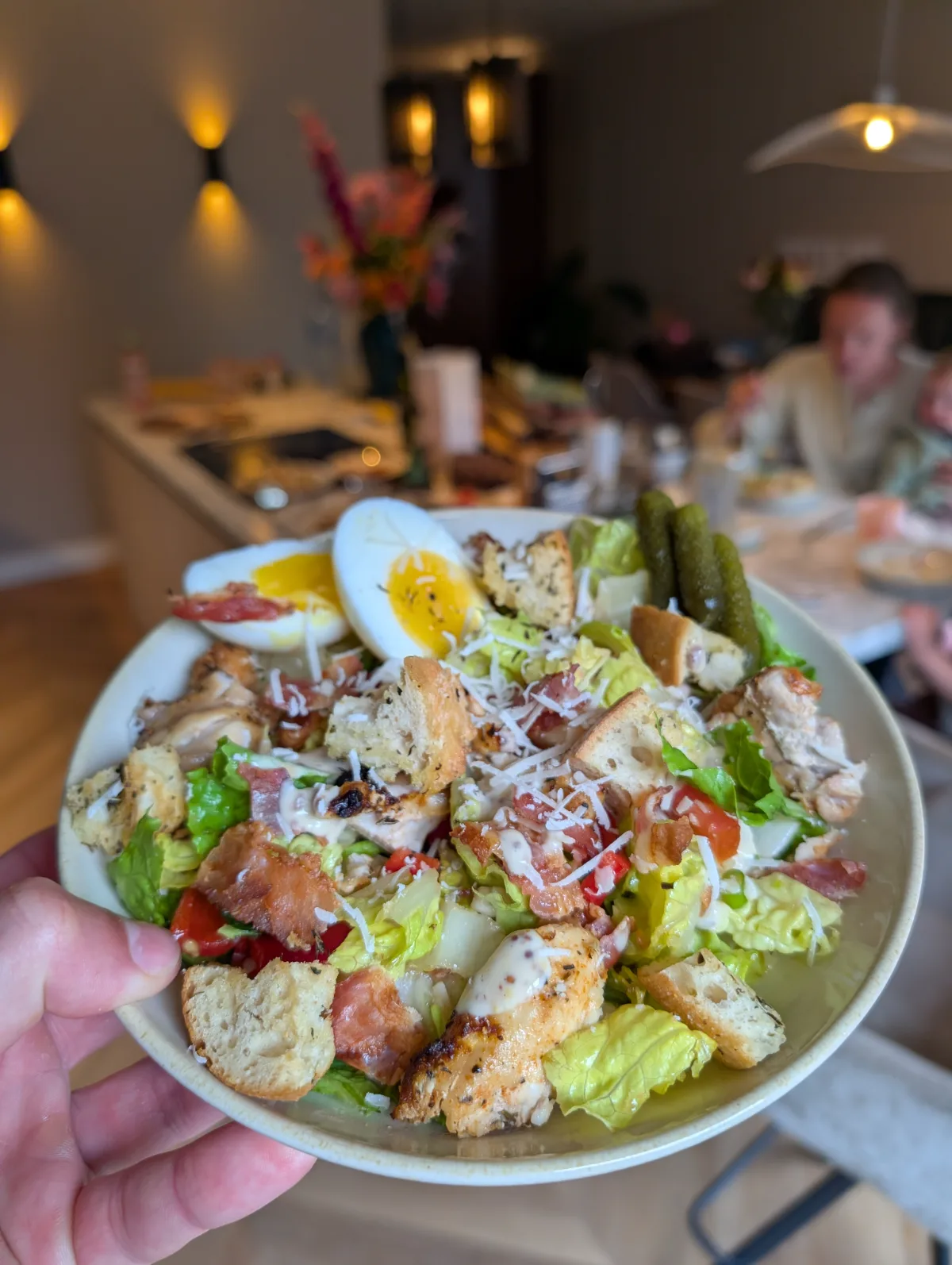 Caesar salade met kip, ei en zelfgemaakte croutons