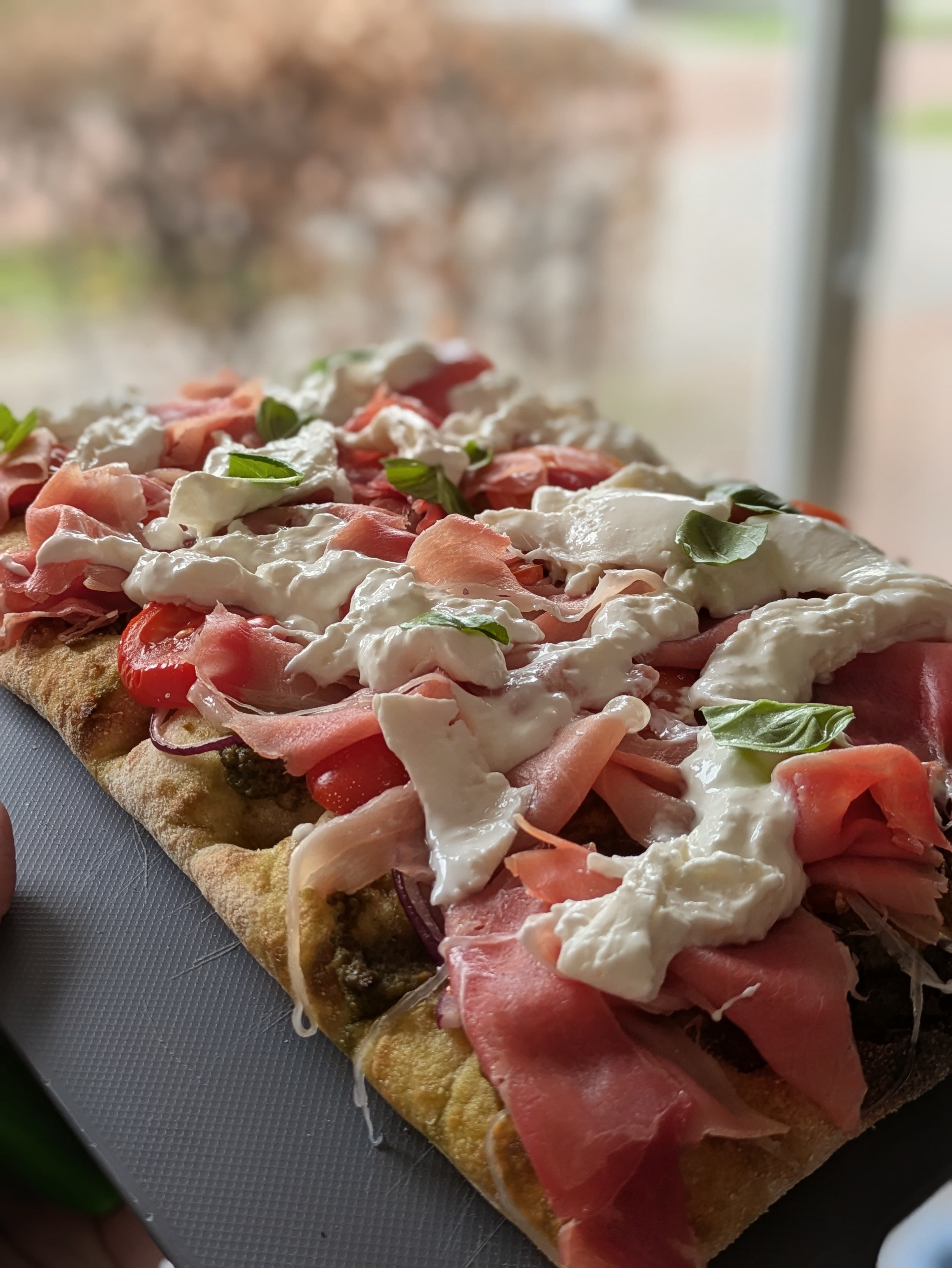 Pinsa met serranoham, burrata en tomaat