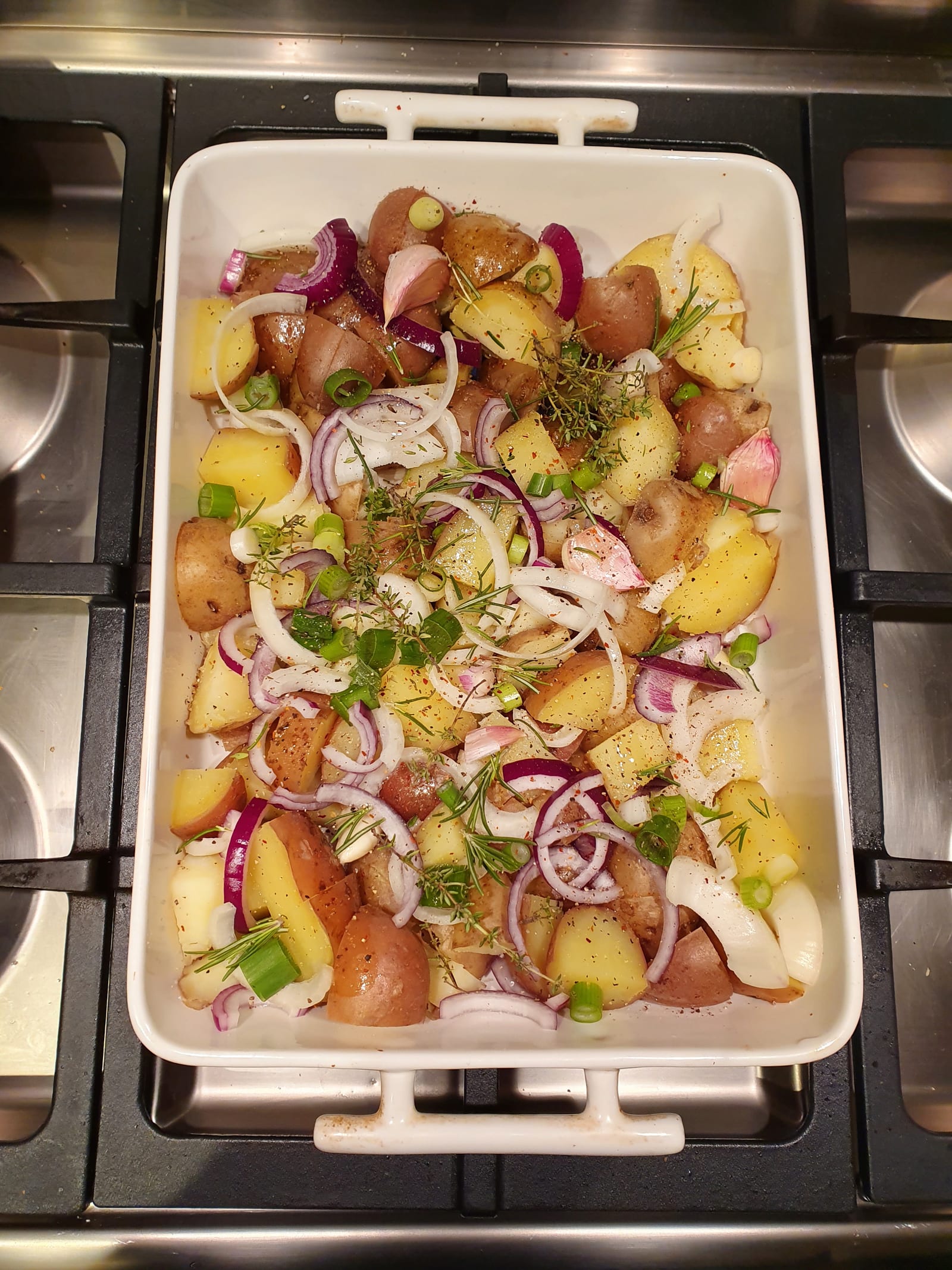 Ovenaardappelen met rozemarijn, tijm en ui